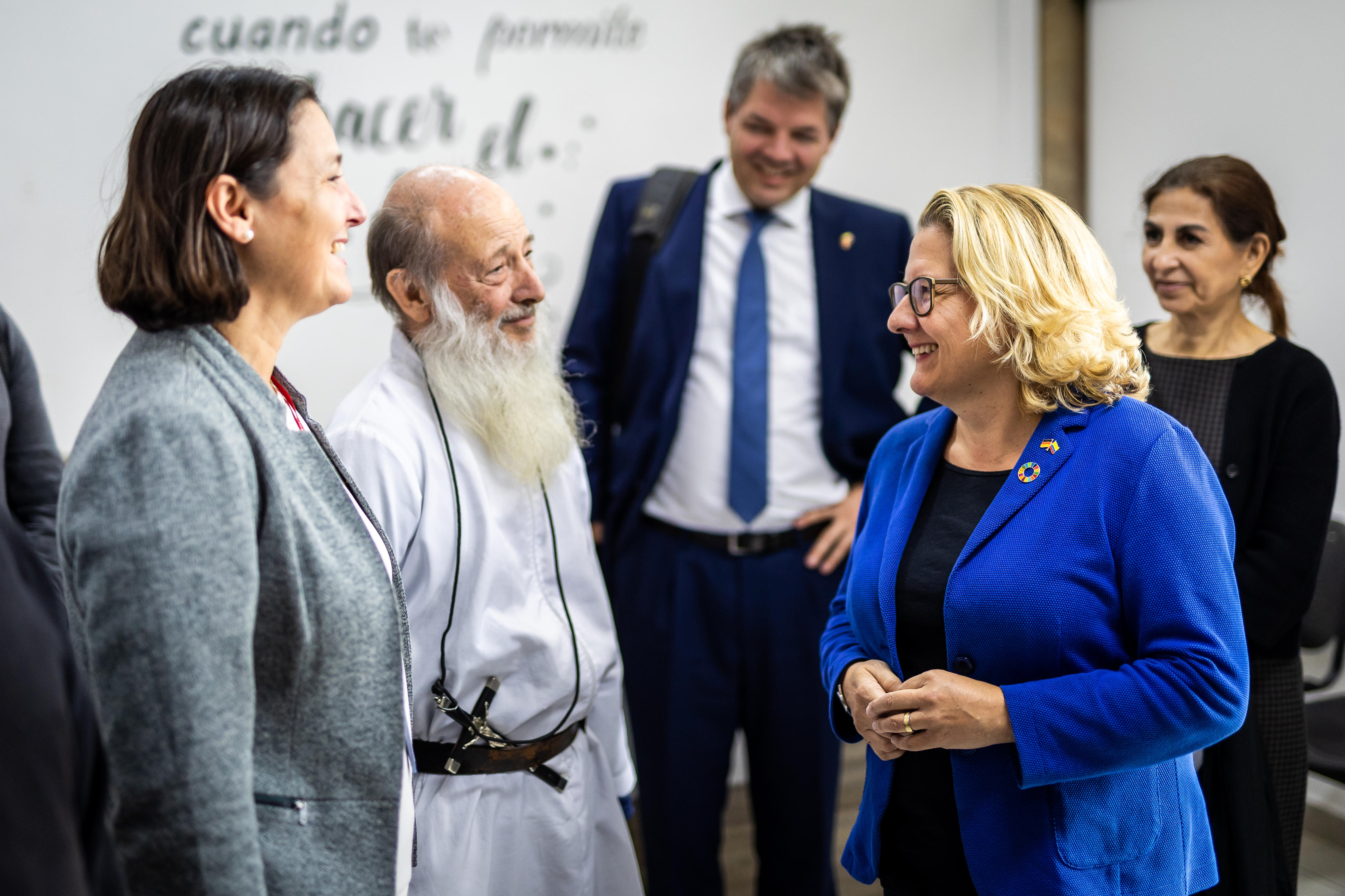 Bundesentwicklungsministerin Svenja Schulze wird beim Besuch des Erstaufnahmezentrums "CIAMI" (Centro Integral de Atención al Migrante) in Bogotá von Padre Flor María Rigoni begrüßt.