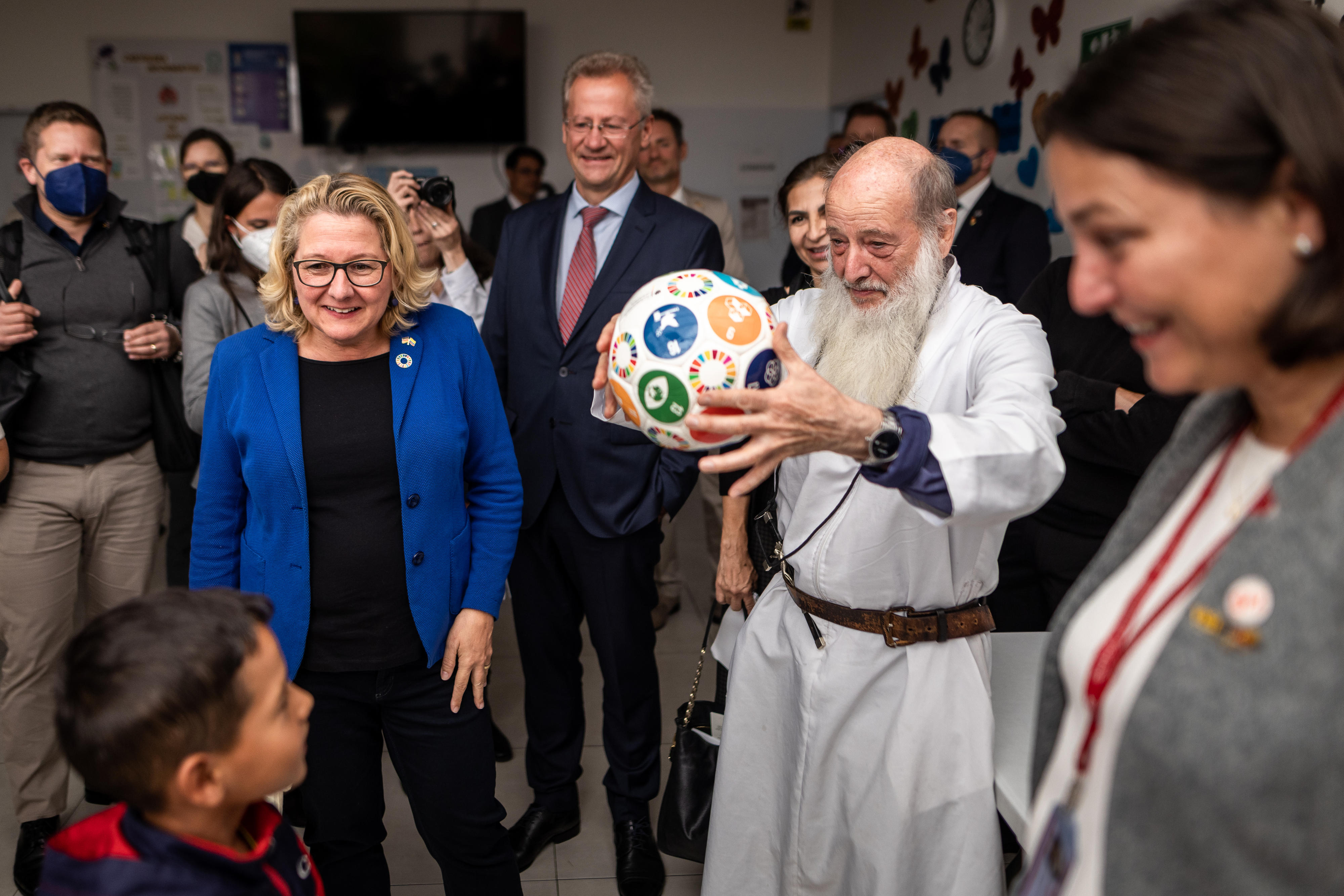 Bundesentwicklungsministerin Svenja Schulze beim Rundgang durch das Erstaufnahmezentrums "CIAMI" (Centro Integral de Atención al Migrante) in Bogotá mit Padre Flor María Rigoni