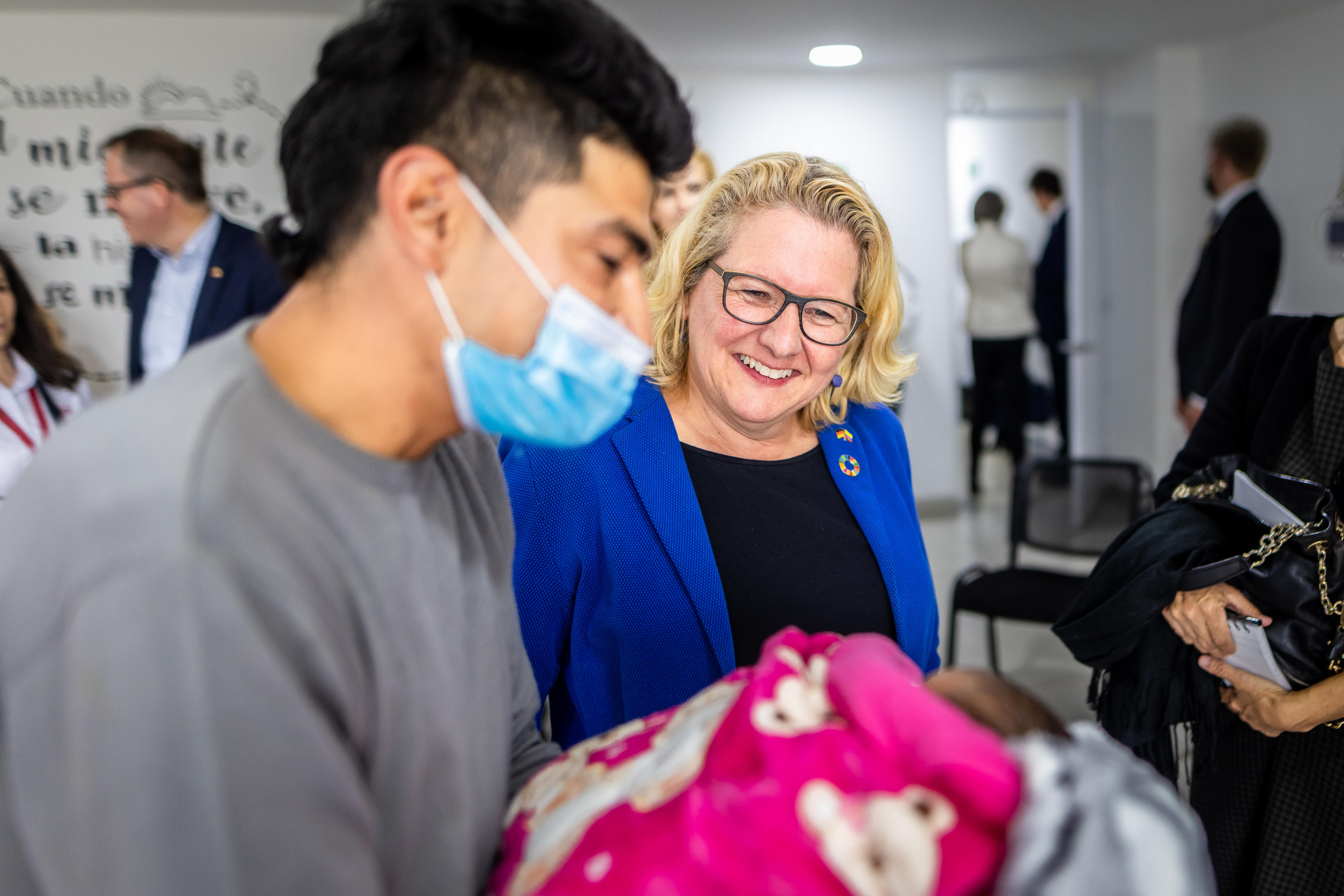 Bundesentwicklungsministerin Svenja Schulze während ihres Besuchs des Erstaufnahmezentrums "CIAMI" (Centro Integral de Atención al Migrante) in Bogotá