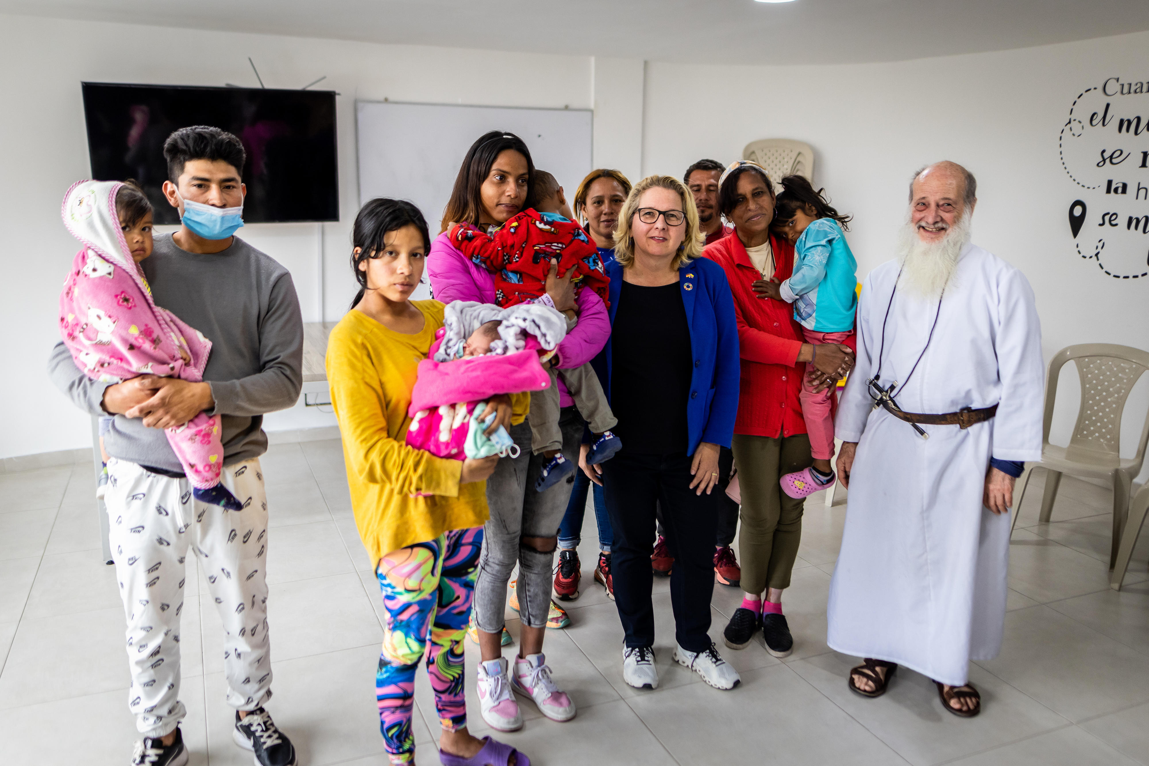 Bundesentwicklungsministerin Svenja Schulze beim Besuch des Erstaufnahmezentrums "CIAMI" (Centro Integral de Atención al Migrante) in Bogotá, das Geflüchtete, Migrantinnen und Migranten und Rückkehrende unterstützt. Das Zentrum wird von der Kongregation der Scalabrini-Missionare geleitet.