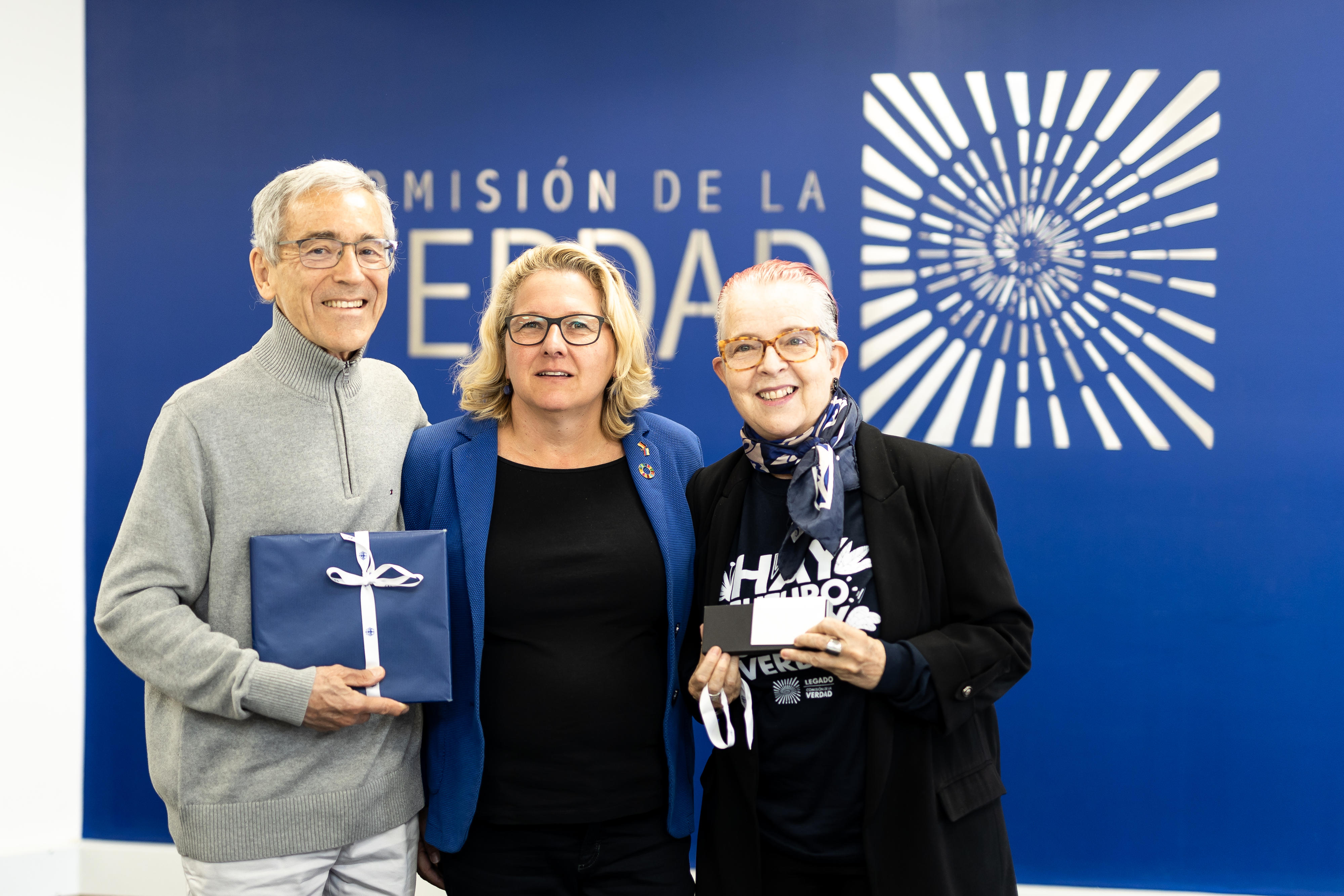 Bundesentwicklungsministerin Svenja Schulze (Mitte) mit Lucía Gonzales, Mitglied der Wahrheitskommission, und Padre Francisco de Roux, Präsident der Wahrheitskommission