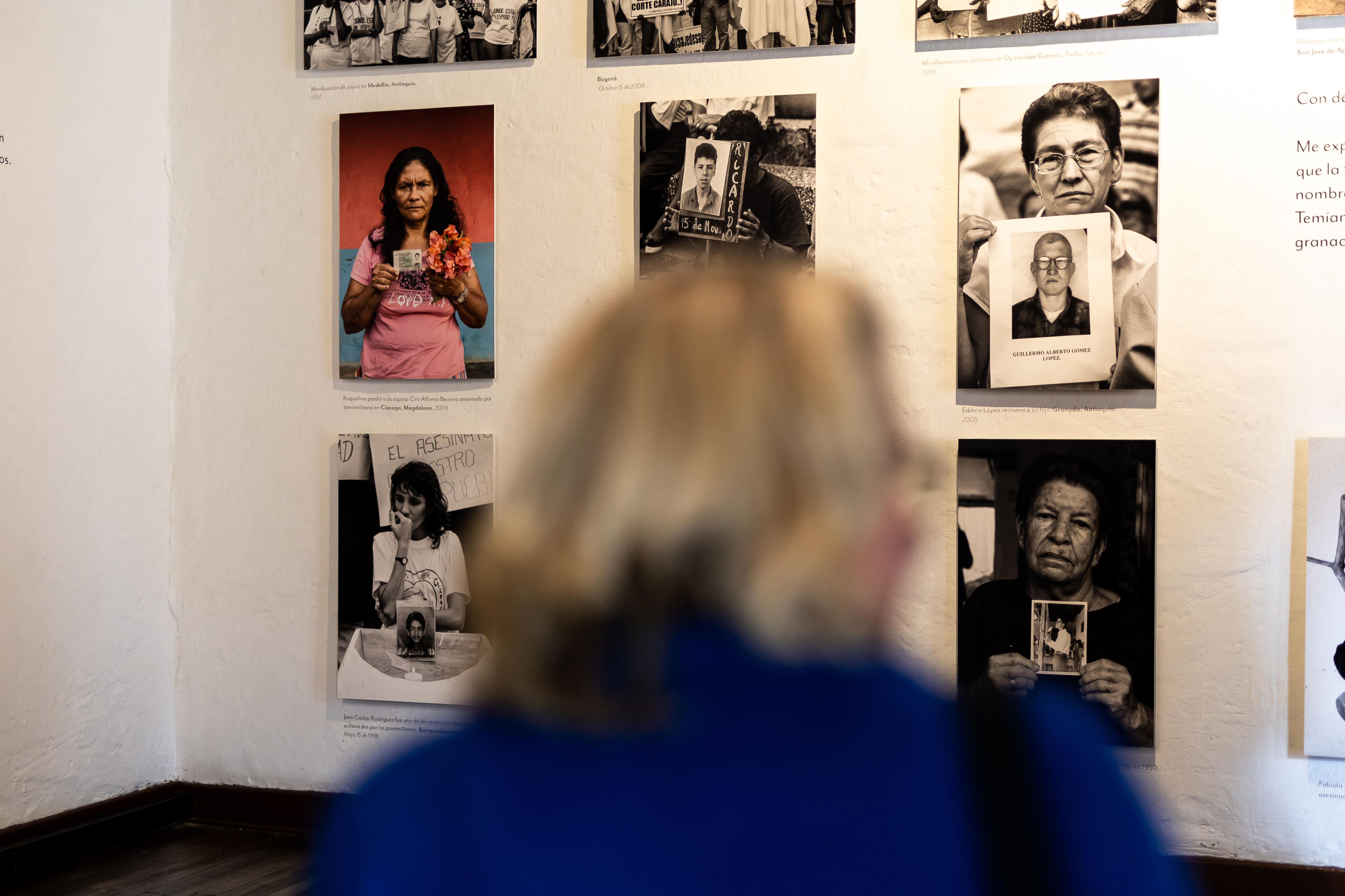 Besuch der Foto-Ausstellung "El Testigo" (Der Zeuge) im Kloster San Augustín in Bogotá, in der unter anderem Fotos von Opfern des bewaffneten Konflikts in Kolumbien zu sehen sind