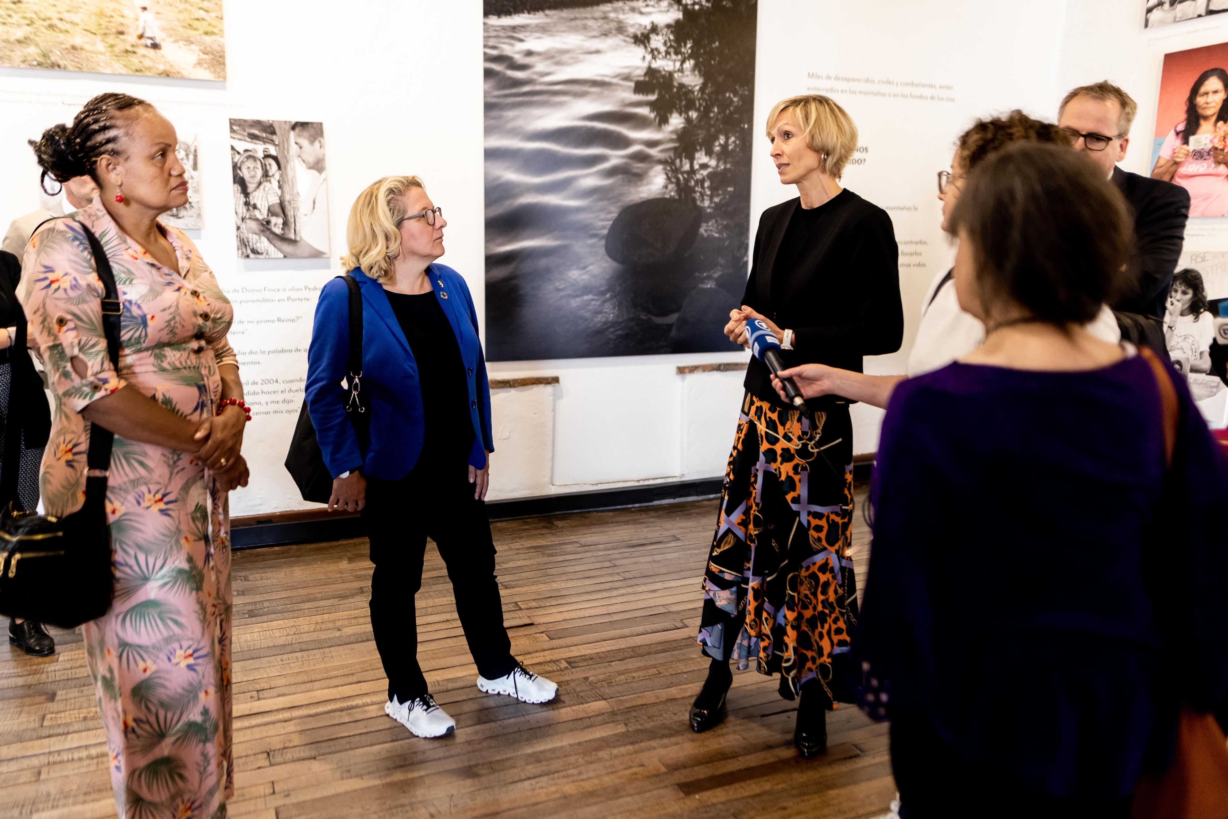 Bundesentwicklungsministerin Svenja Schulze besucht die Foto-Ausstellung "El Testigo" (Der Zeuge) im Kloster San Augustín in Bogotá, die einen Ausschnitt des bewaffneten Konflikts in Kolumbien dokumentiert