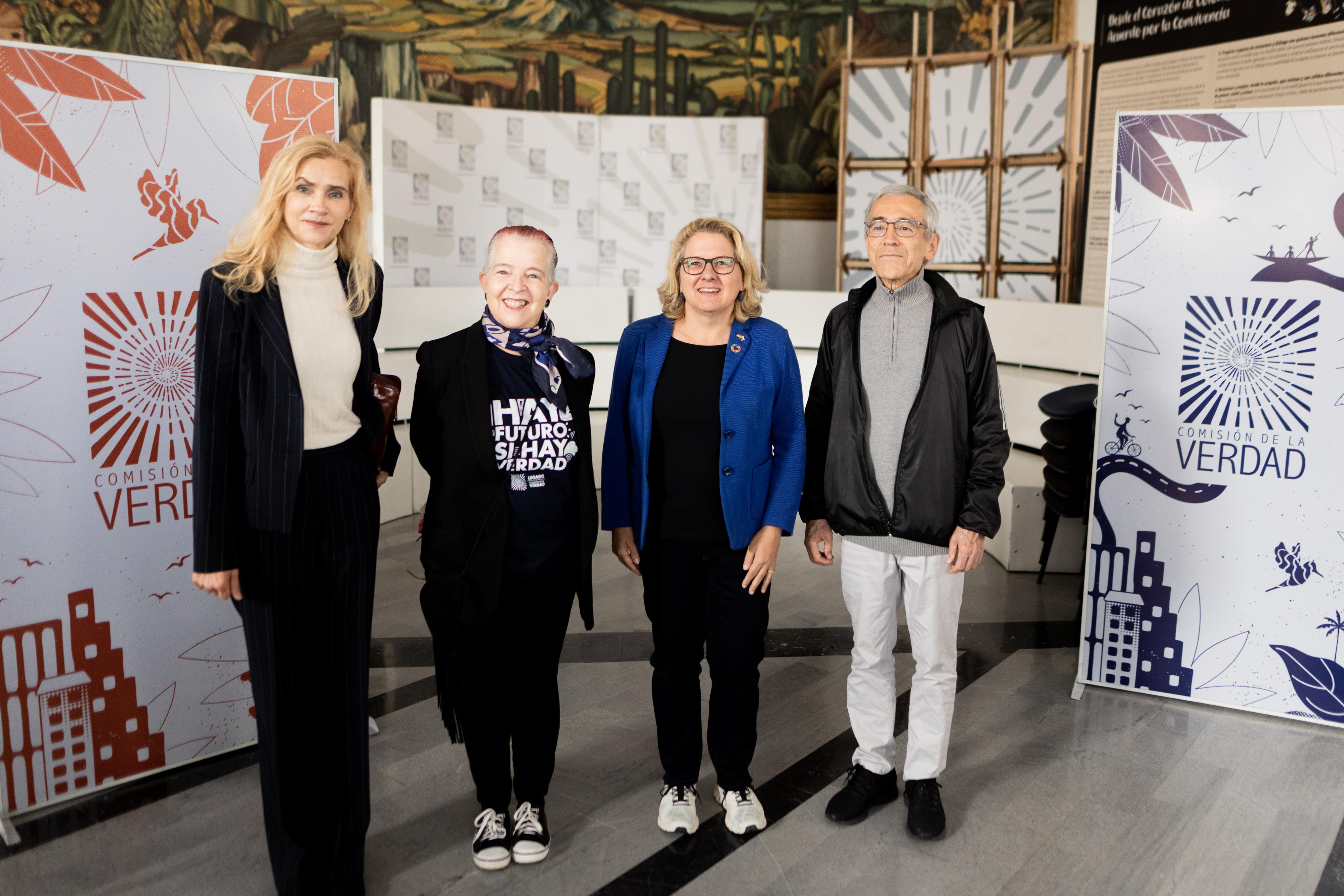 Bundesentwicklungsministerin Svenja Schulze (Zweite von links) mit der designierten Deutschen Botschafterin Marian Schuegraf (ganz links), Lucía Gonzales, Mitglied der Wahrheitskommission, und Padre Francisco de Roux, Präsident der Wahrheitskommission