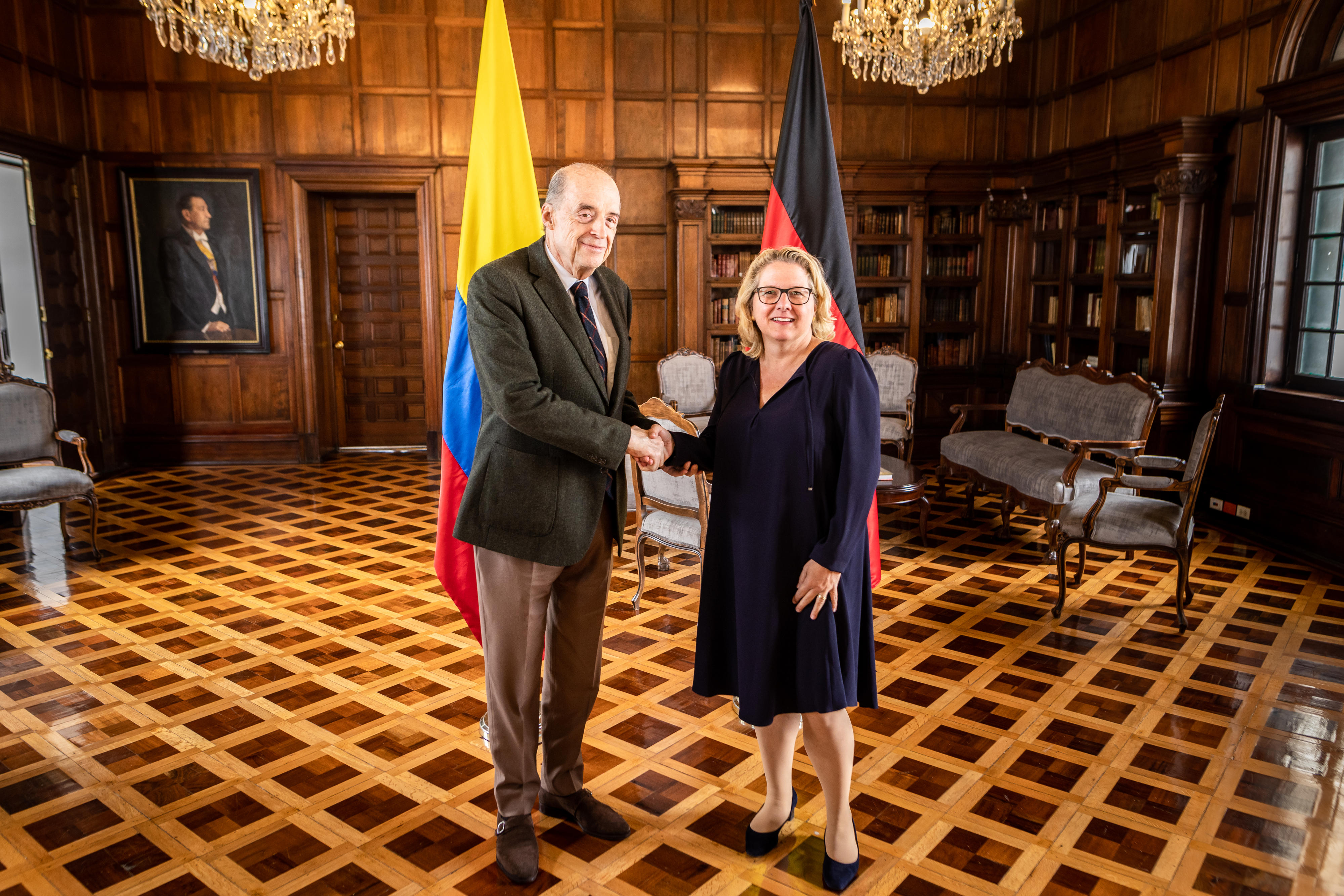 Bundesentwicklungsministerin Svenja Schulze mit dem kolumbianischen Außenminister Álvaro Leyva