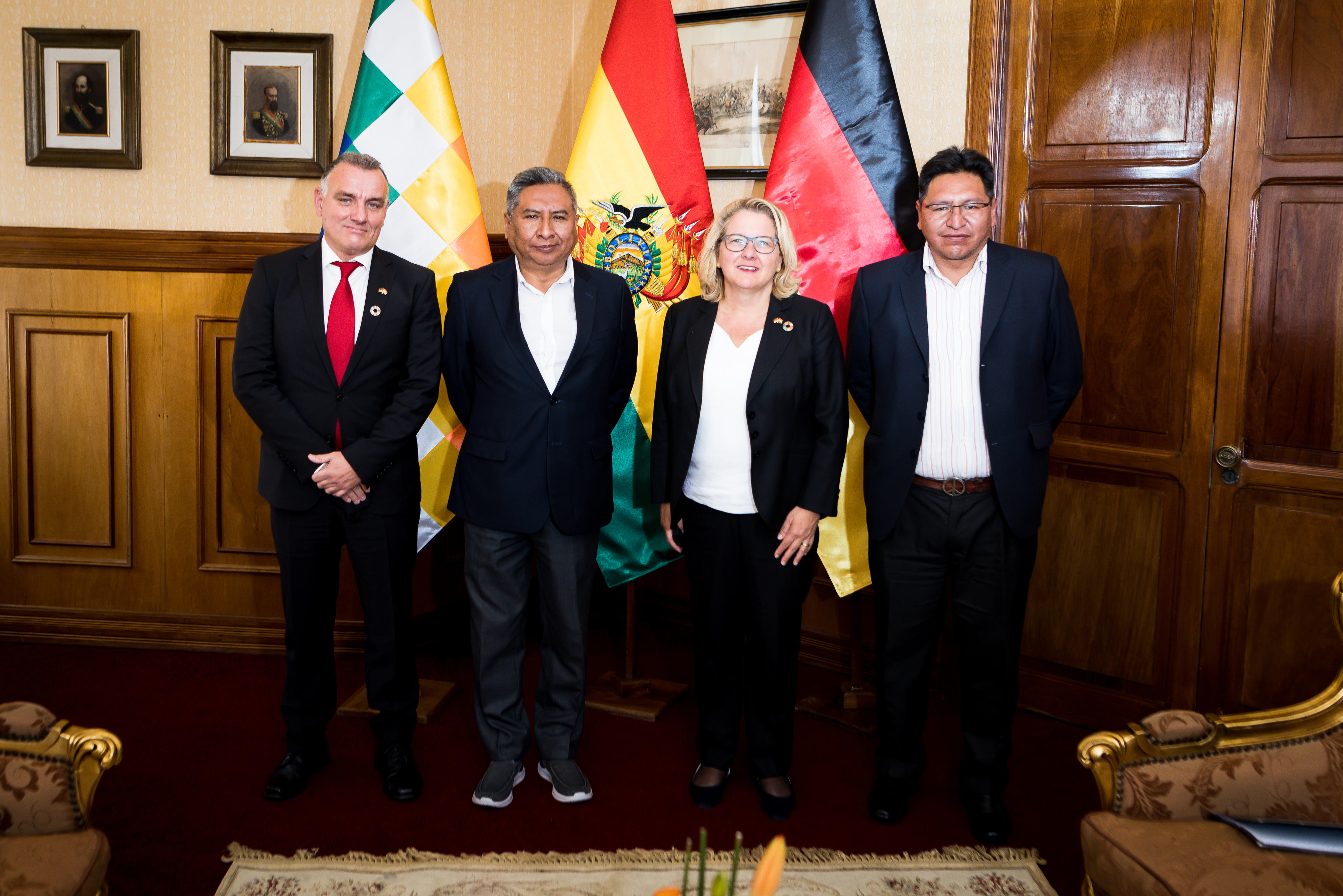 Der Deutsche Botschafter Dr. José Schulz, der bolivianische Außenminister Rogelio Mayta, Bundesentwicklungsministerin Svenja Schulze und der stellvertretende bolivianische Planungsminister Huáscar Ajata