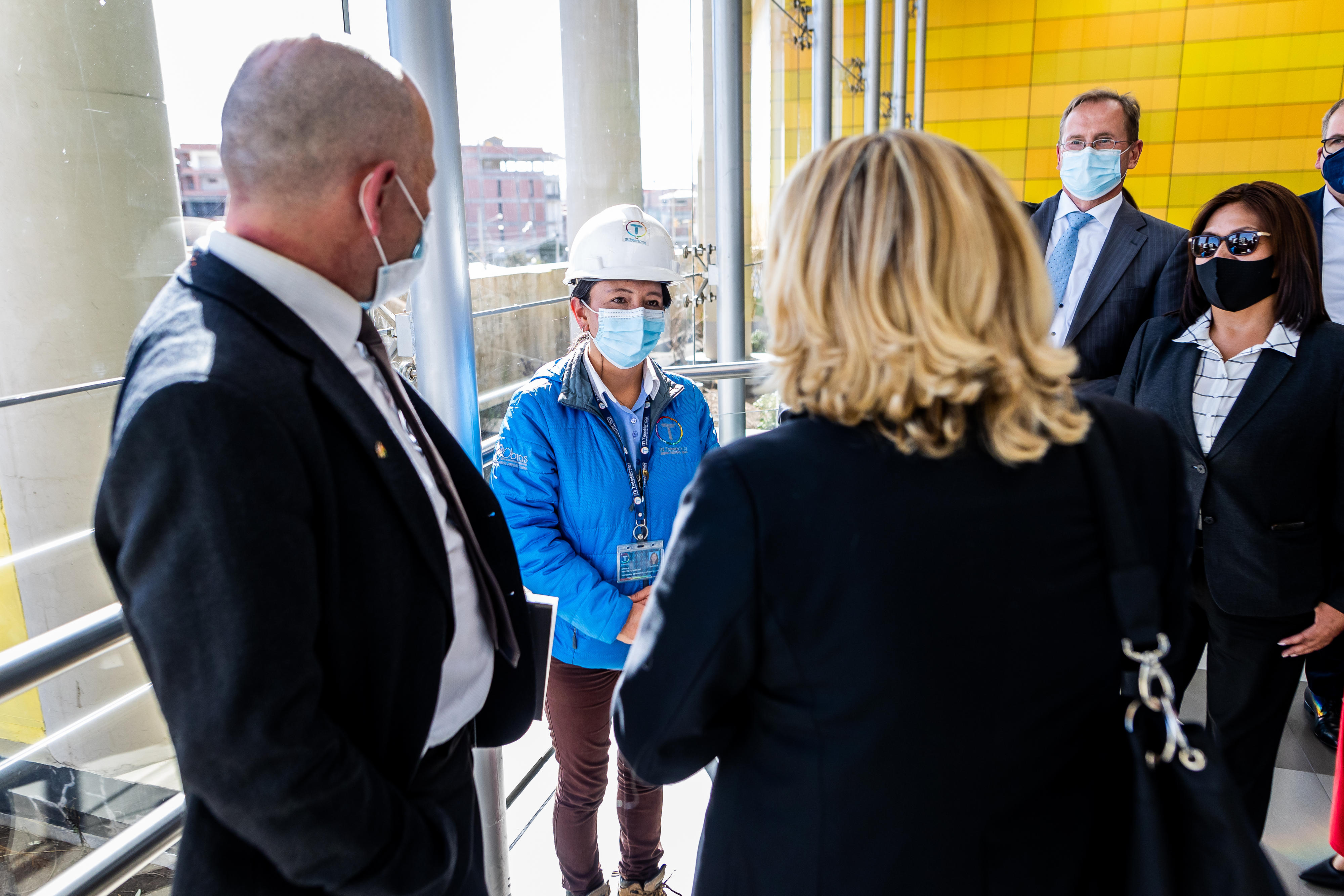 Bundesentwicklungsministerin Svenja Schulze im Gespräch mit einer Mitarbeiterin der Seilbahn "Mi Teleférico"