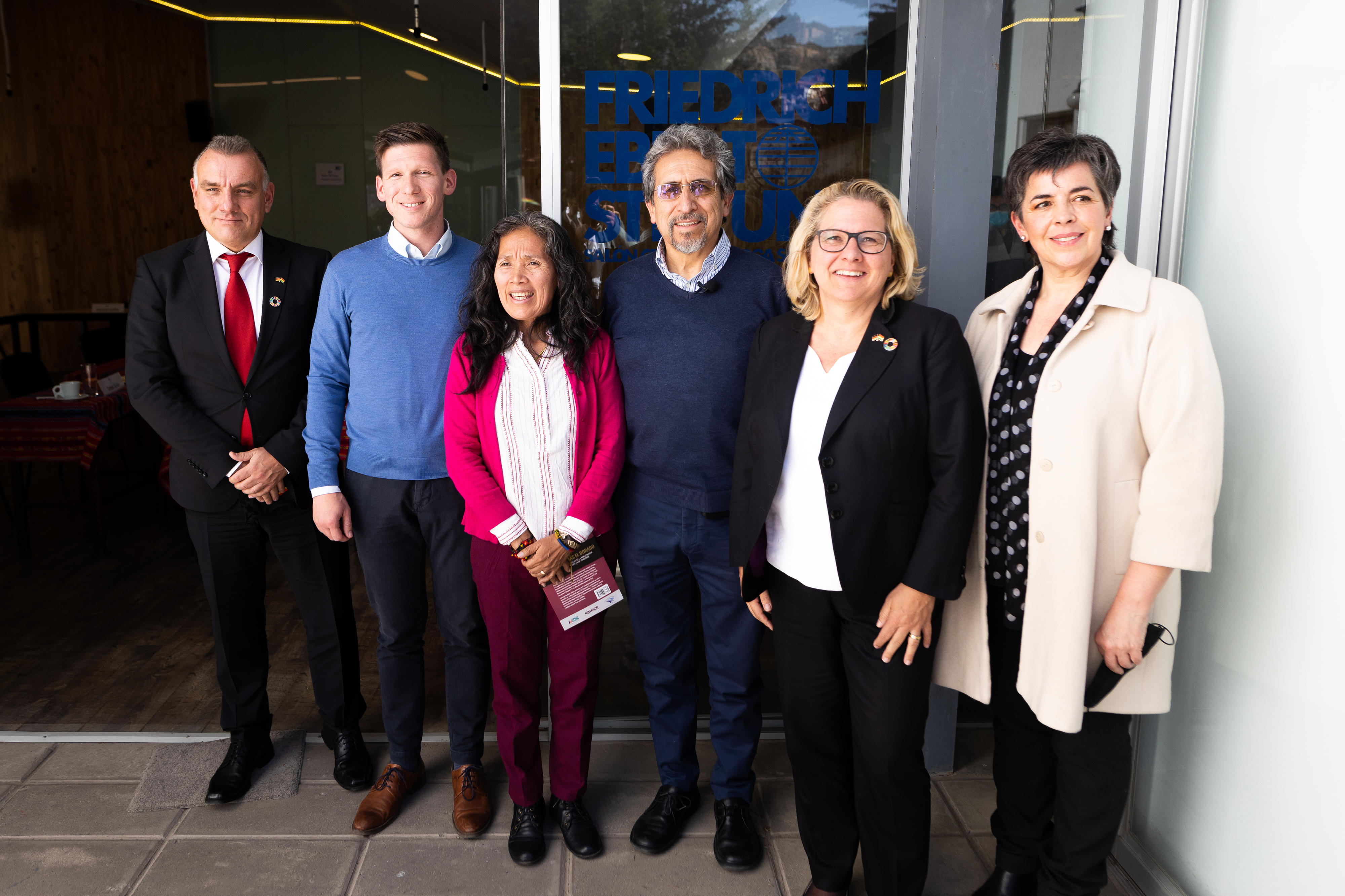 Der Deutsche Botschafter Dr. José Schulz, Jan Souverein, Vertreter der Friedrich-Ebert-Stiftung in Bolivien, Ruth Alipaz Cuqui, indigene Aktivistin, Héctor Córdova, ehemaliger Vizeminister für Bergbau, Entwicklungsministerin Svenja Schulze und Cecilia Requena, Vorsitzende des Senatsausschusses für Umwelt, Biodiversität, Amazonas, geschützte Gebiete und Klimawandel