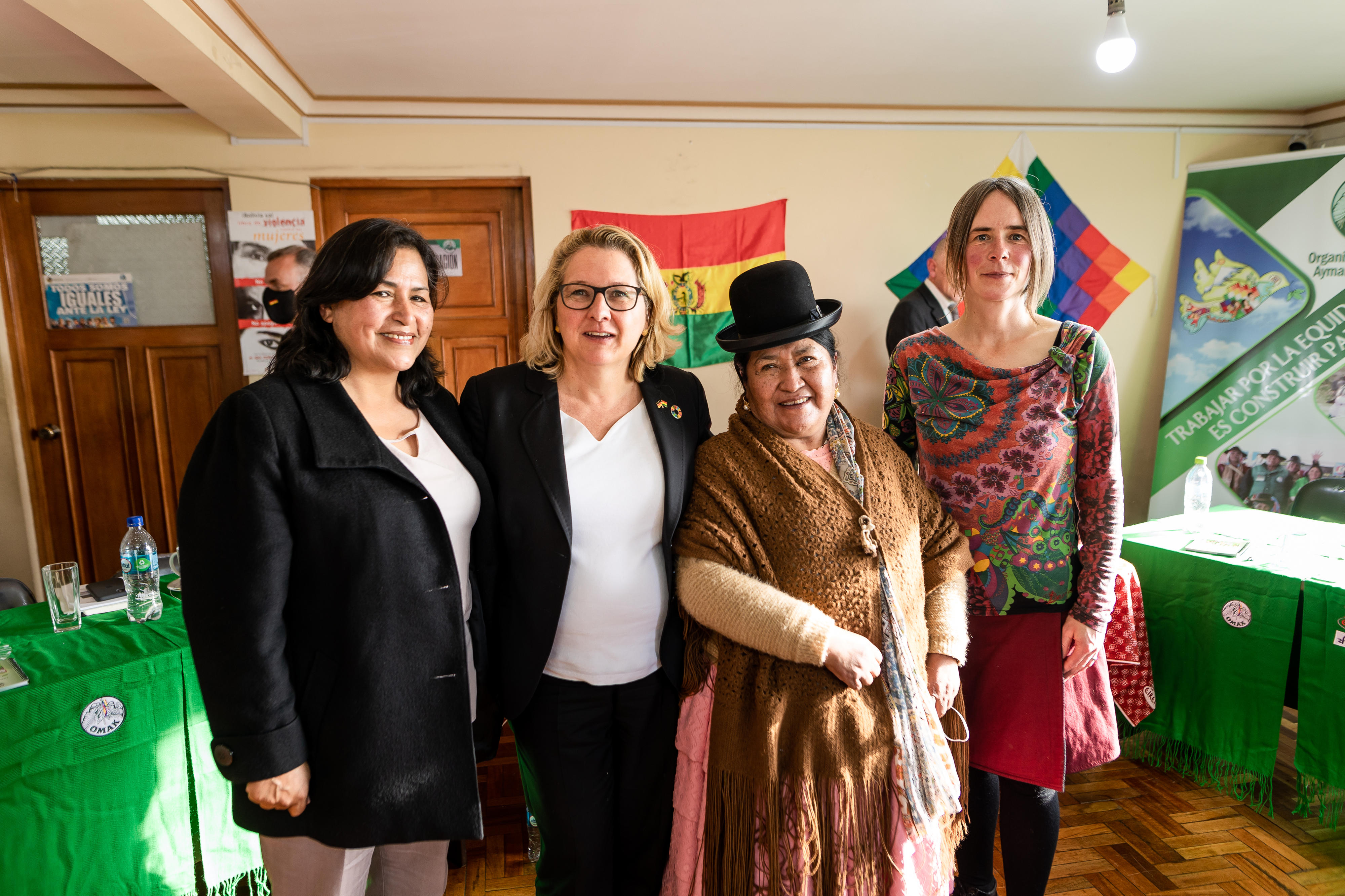 Jaquelin Butrón, Direktorin der Nichtregierungsorganisation SEPAMOS, Bundesentwicklungsministerin Svenja Schulze, Andrea Flores Tonconi, Direktorin der Nichtregierungsorganisation OMAK, und Eva Pevec, Landeskoordinatorin für EIRENE