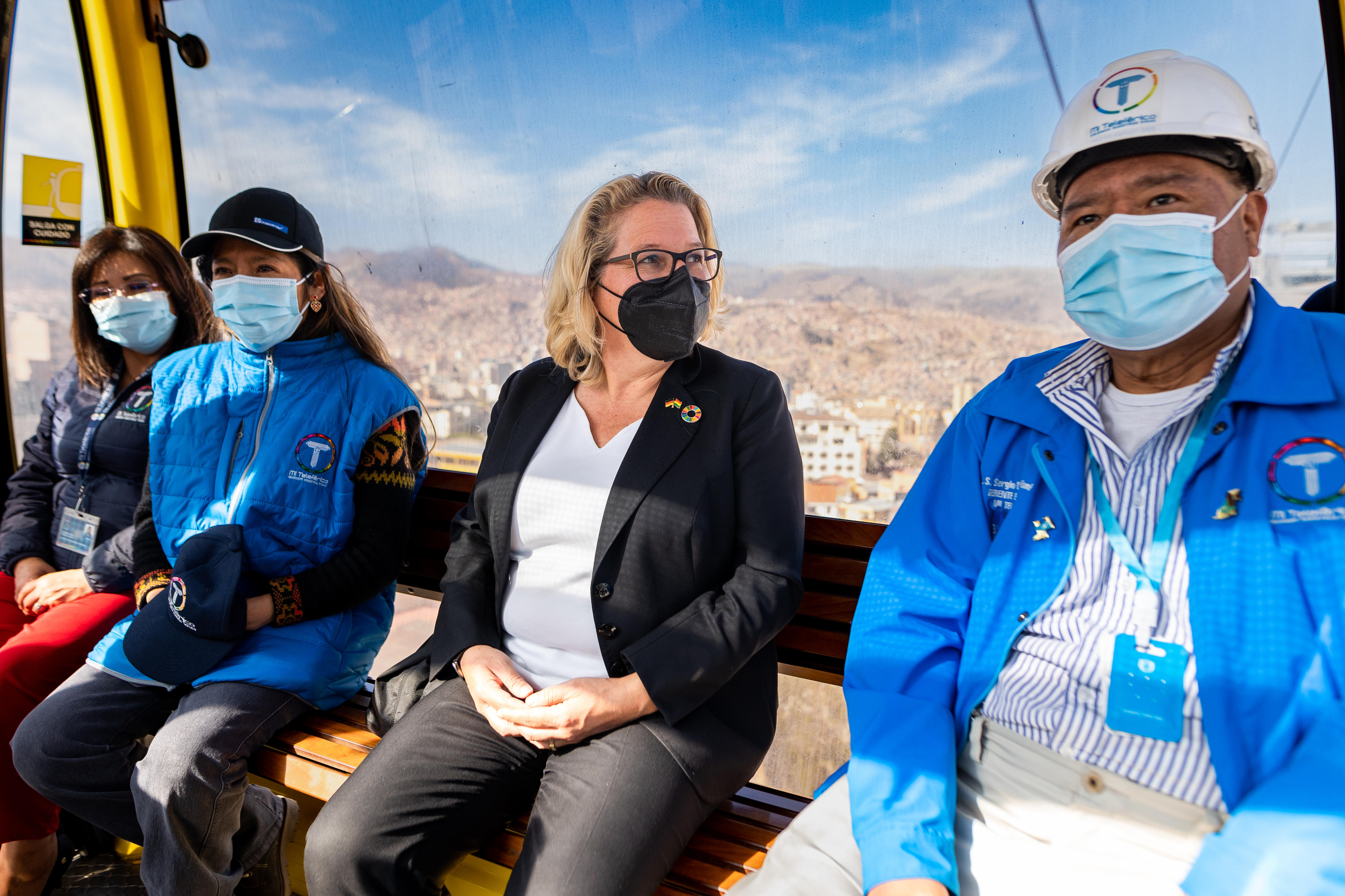 Bundesentwicklungsministerin Svenja Schulze während einer Seilbahnfahrt von La Paz nach El Alto mit dem Generaldirektor des Unternehmens "Mi Teleférico", Dr. Simón Sergio Choque Siñani