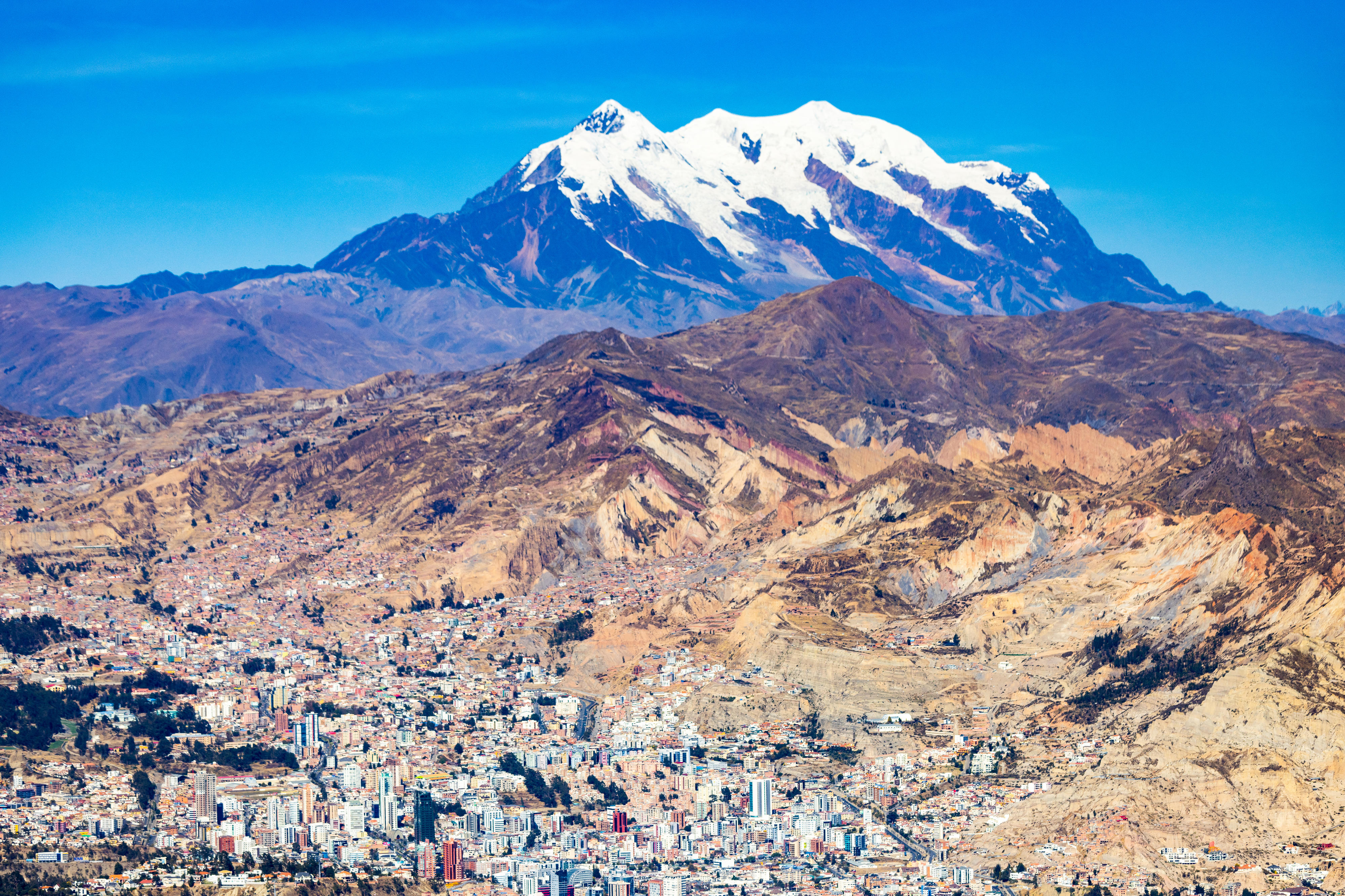 Blick auf La Paz und den Berg Illimani