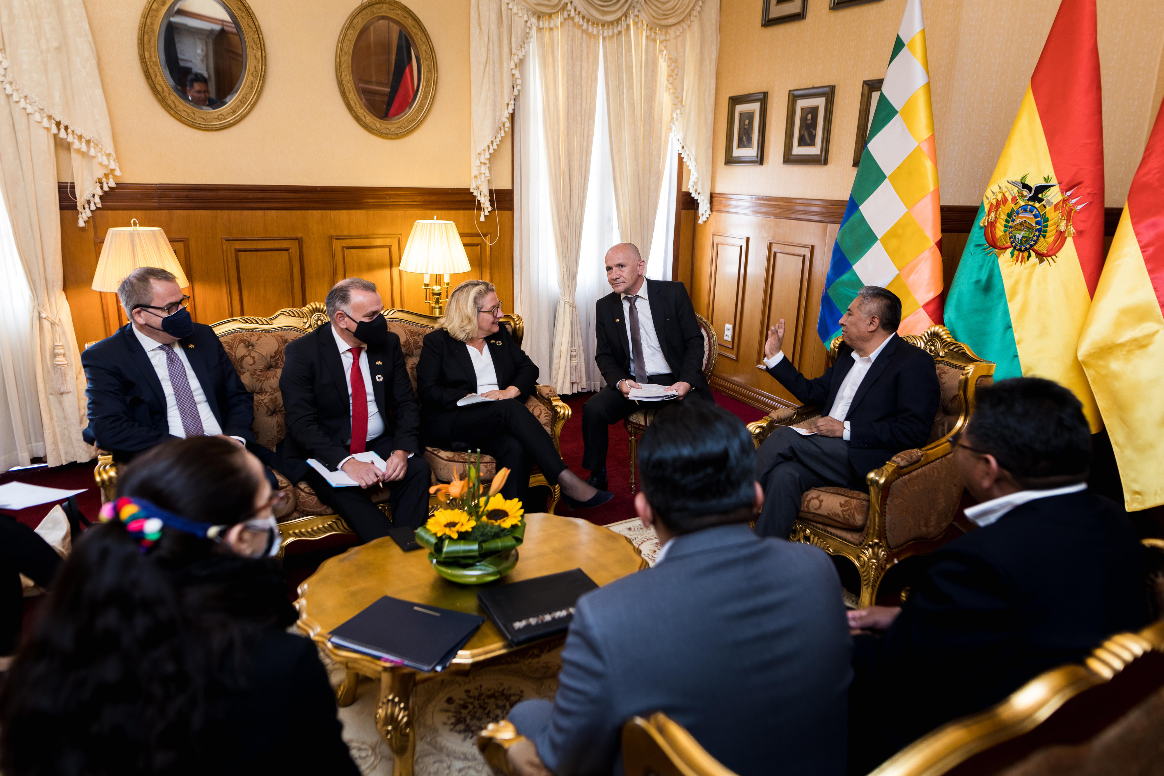 Bundesentwicklungsministerin Svenja Schulze im Gespräch mit dem bolivianischen Außenminister Rogelio Mayta