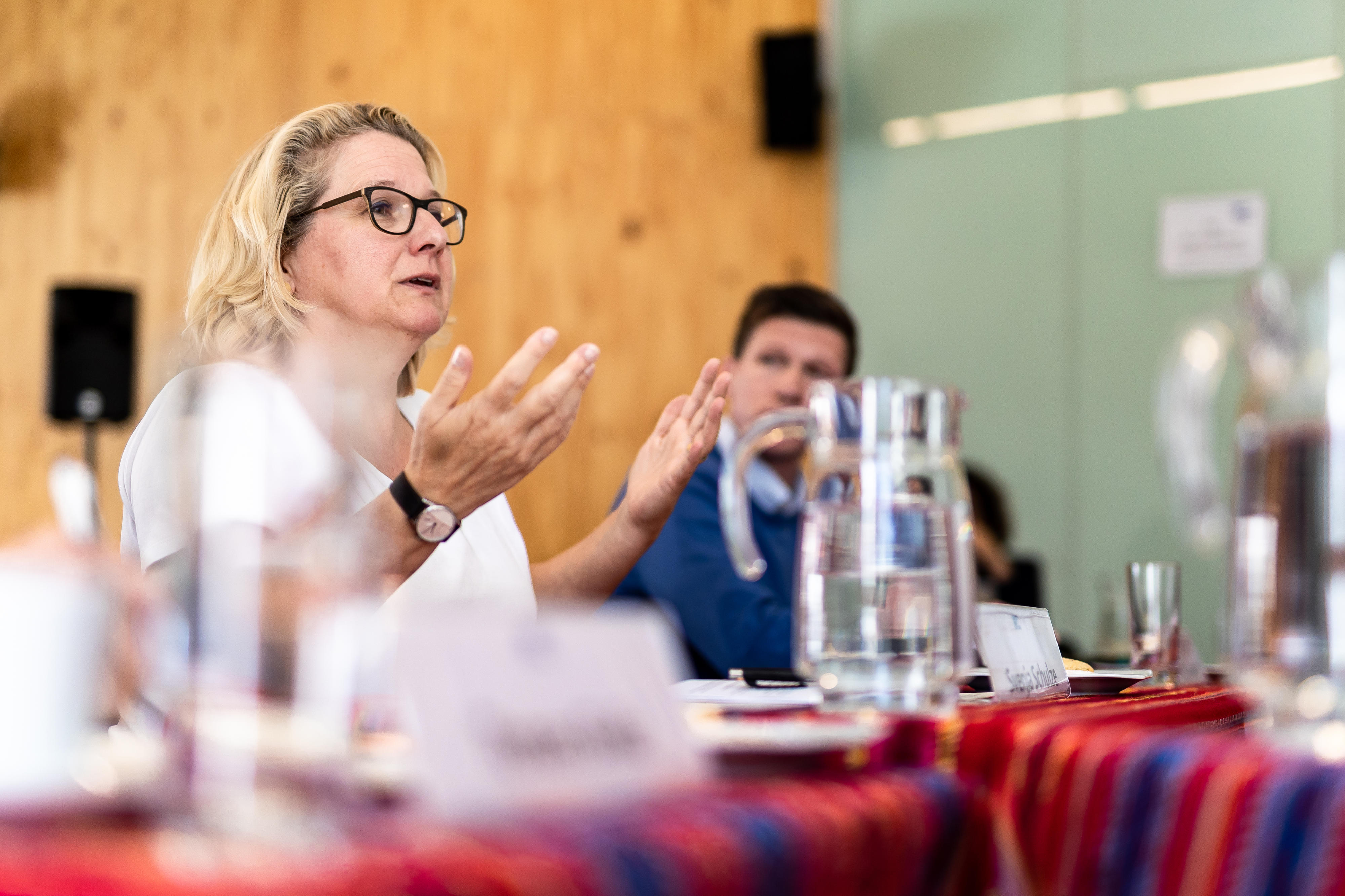 Svenja Schulze während einer Diskussion bei der Friedrich-Ebert-Stiftung in La Paz zu sozial-ökologischer Transformation und Nachhaltigkeit