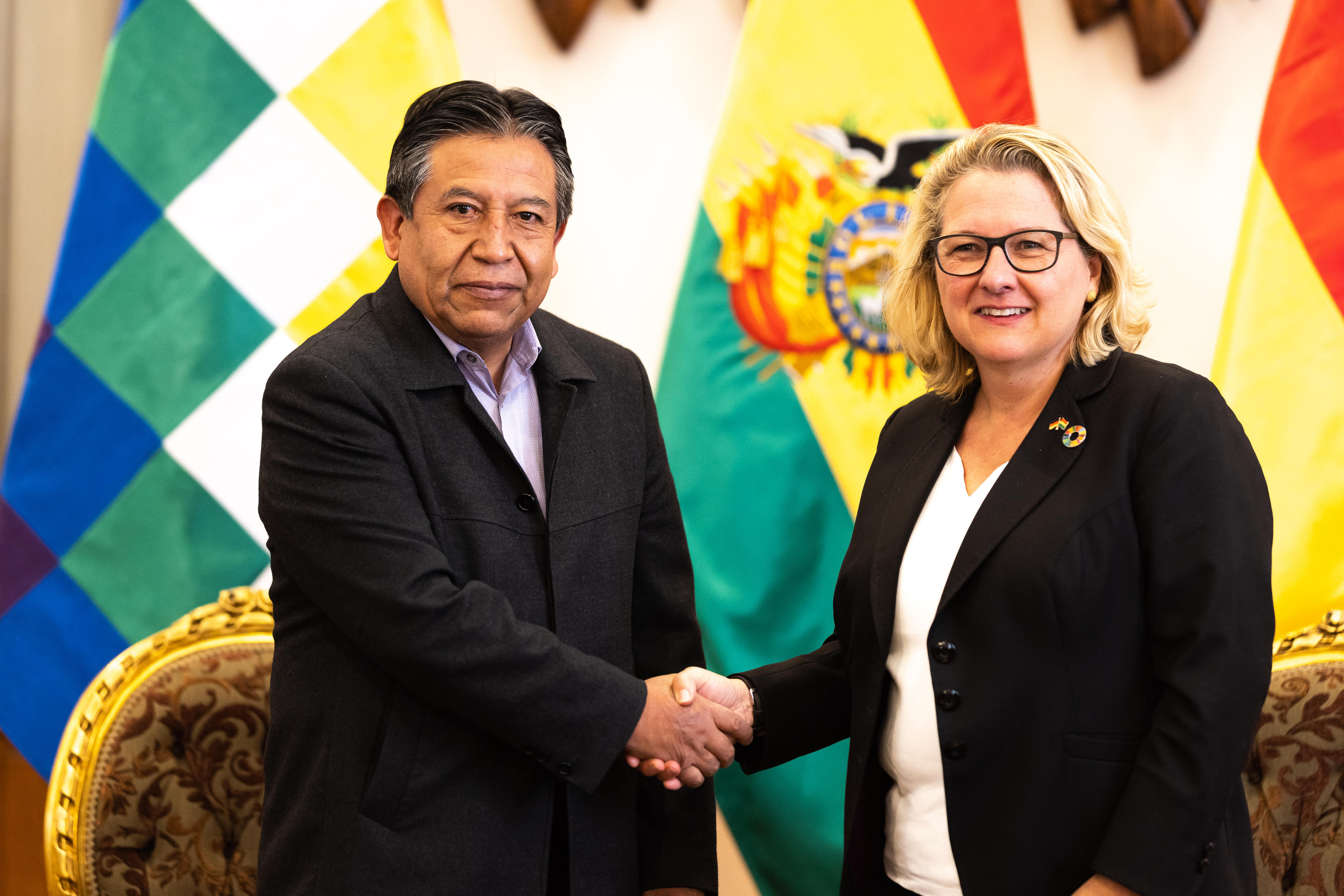 Bundesentwicklungsministerin Svenja Schulze mit dem bolivianischen Vizepräsidenten David Choquehuanca