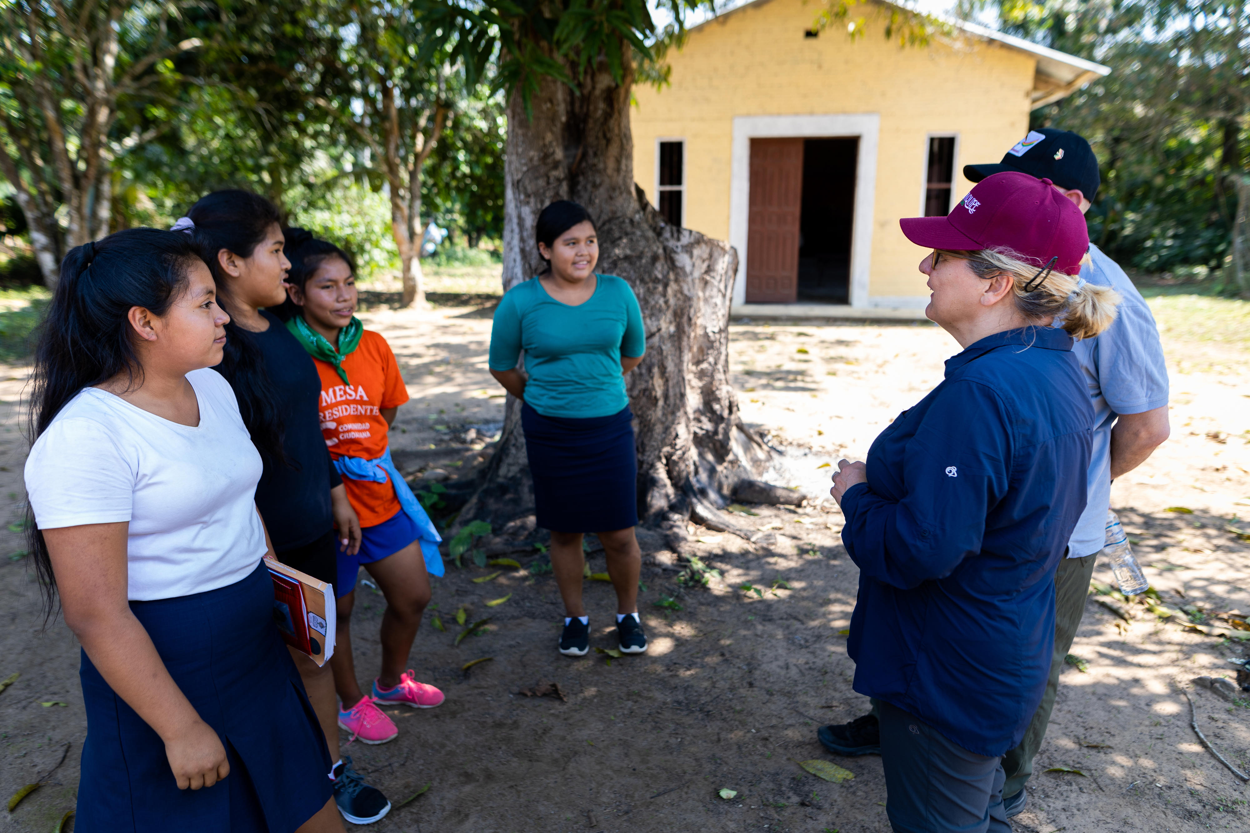 Bundesentwicklungsministerin Svenja Schulze im Gespräch mit Bewohnerinnen der Tacana-Gemeinde San Miguel