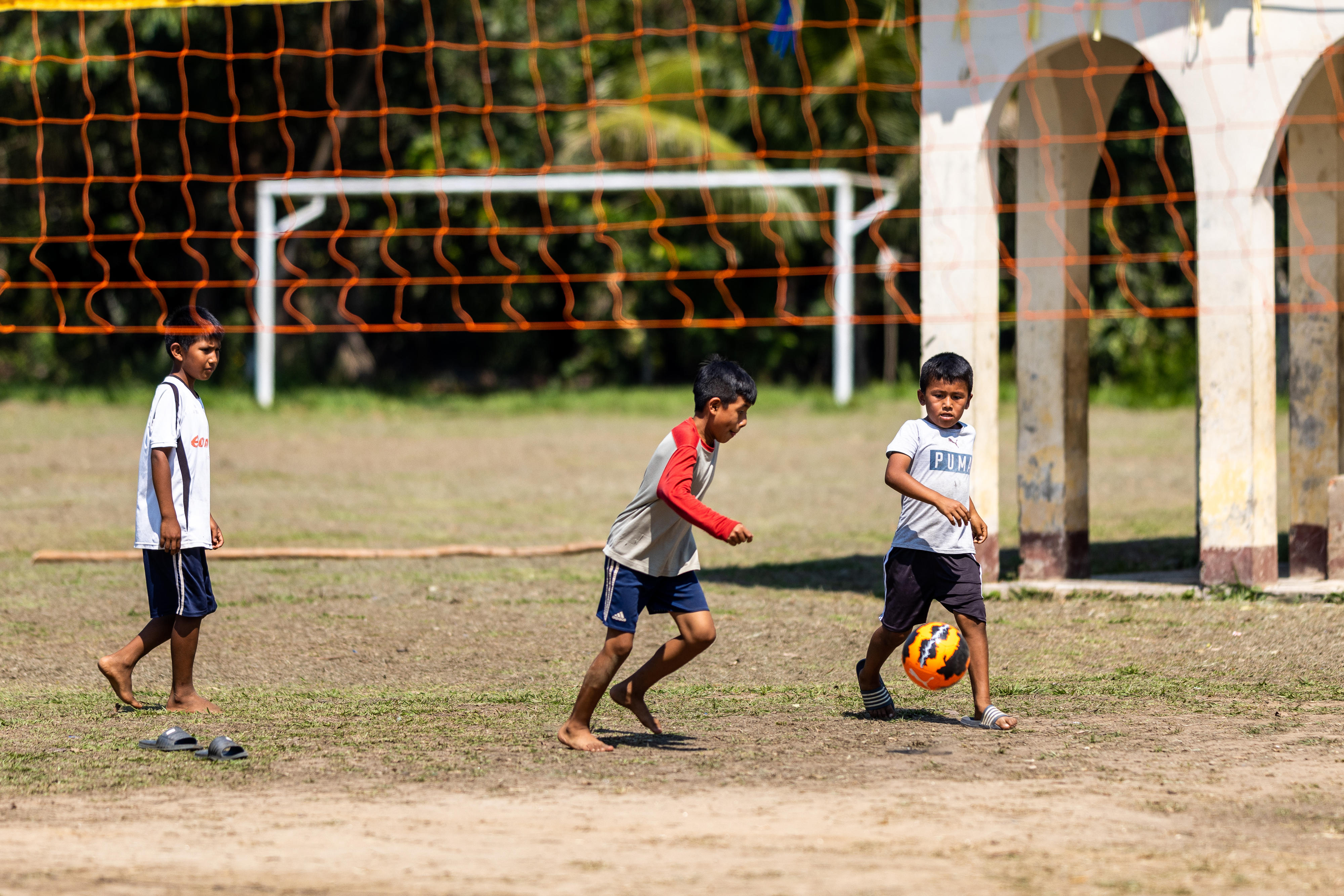Kinder in San Miguel beim Fußballspielen