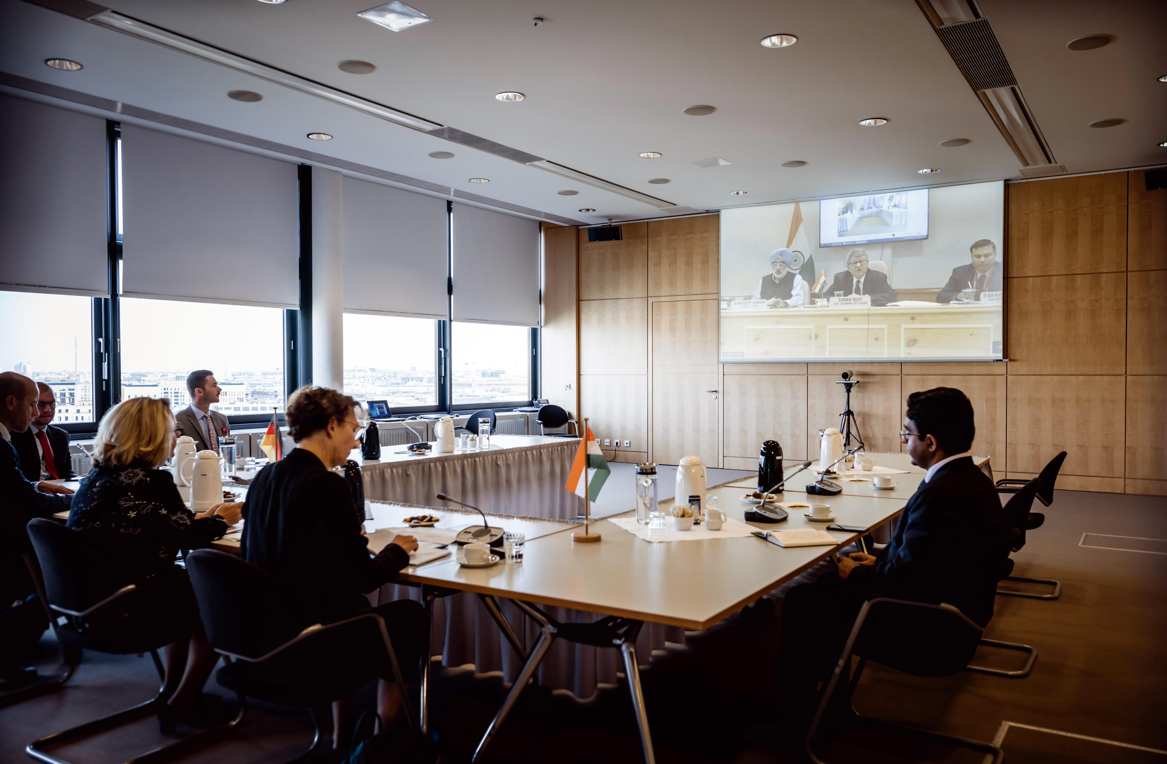 Bundesentwicklungsministerin Svenja Schulze und Suman Bery, stellvertretender Vorsitzender der "National Institution for Transforming India“, NITI Aayog, am 5. September 2022 beim virtuellen NITI-BMZ-Dialog über Entwicklungszusammenarbeit