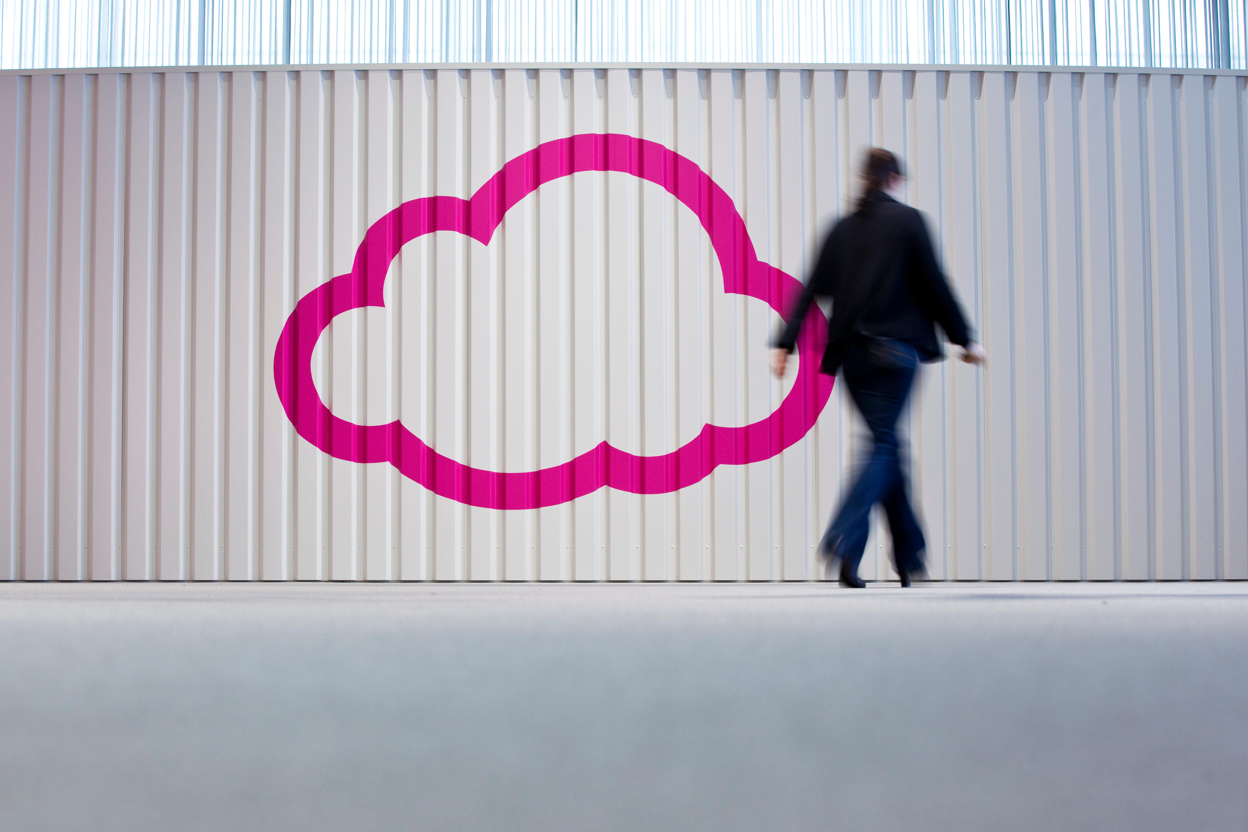 Cloud-Sym­bol auf ei­ner Wand