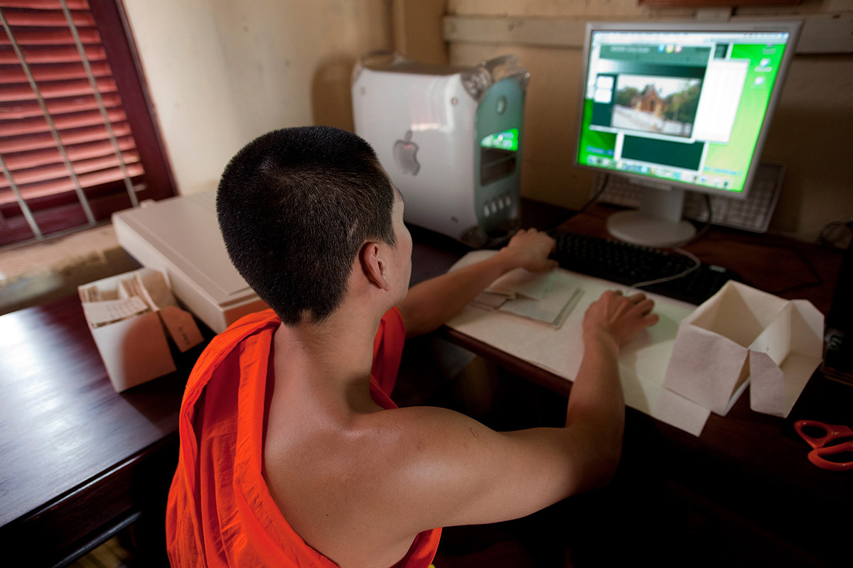 Mönch am Com­pu­ter: Di­gi­ta­le Tech­no­lo­gi­en schaf­fen für al­le Ge­sell­schafts­grup­pen neue Mög­lich­kei­ten der Teil­ha­be.