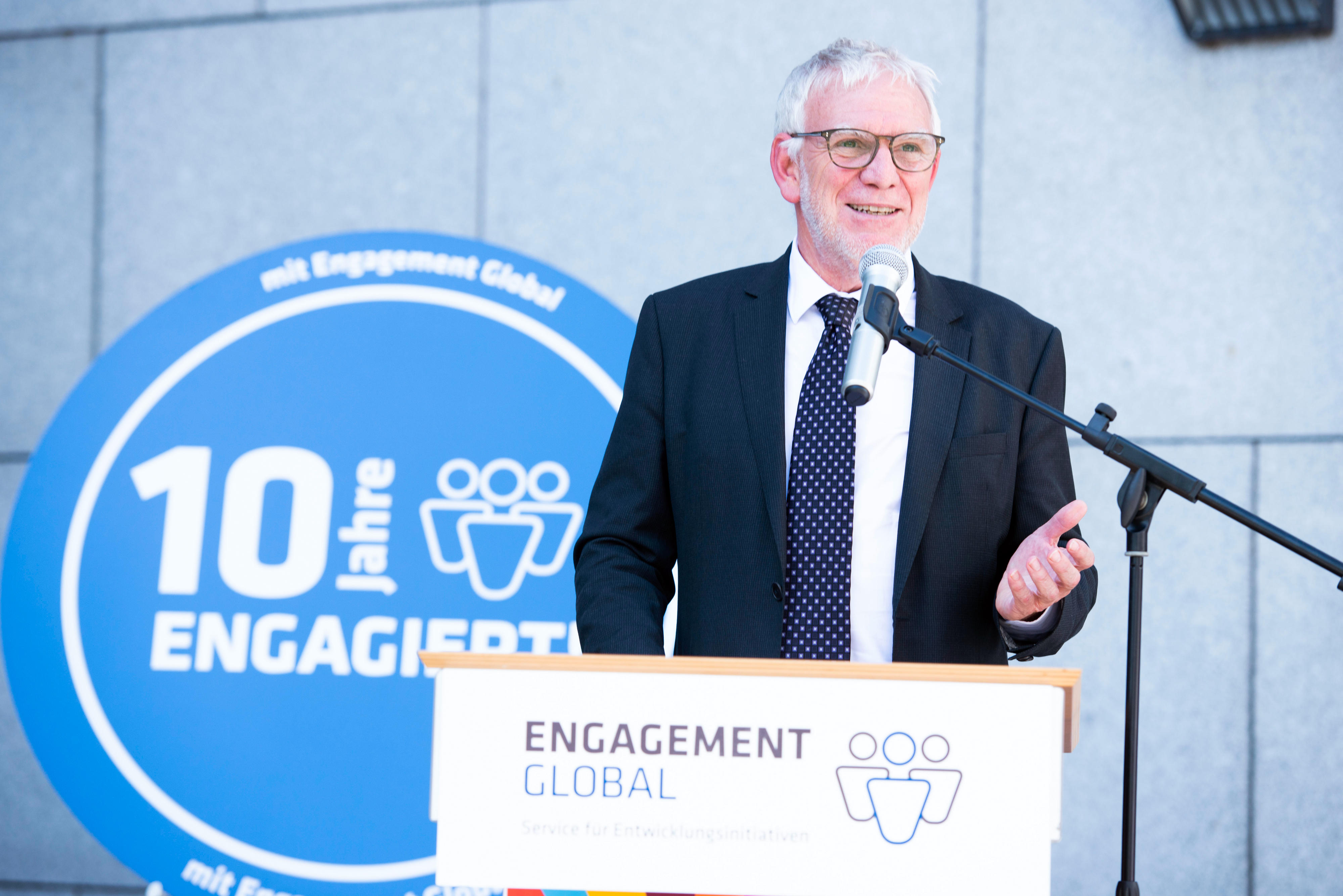 BMZ-Staatssekretär Jochen Flasbarth bei seinem Besuch bei Engagement Global