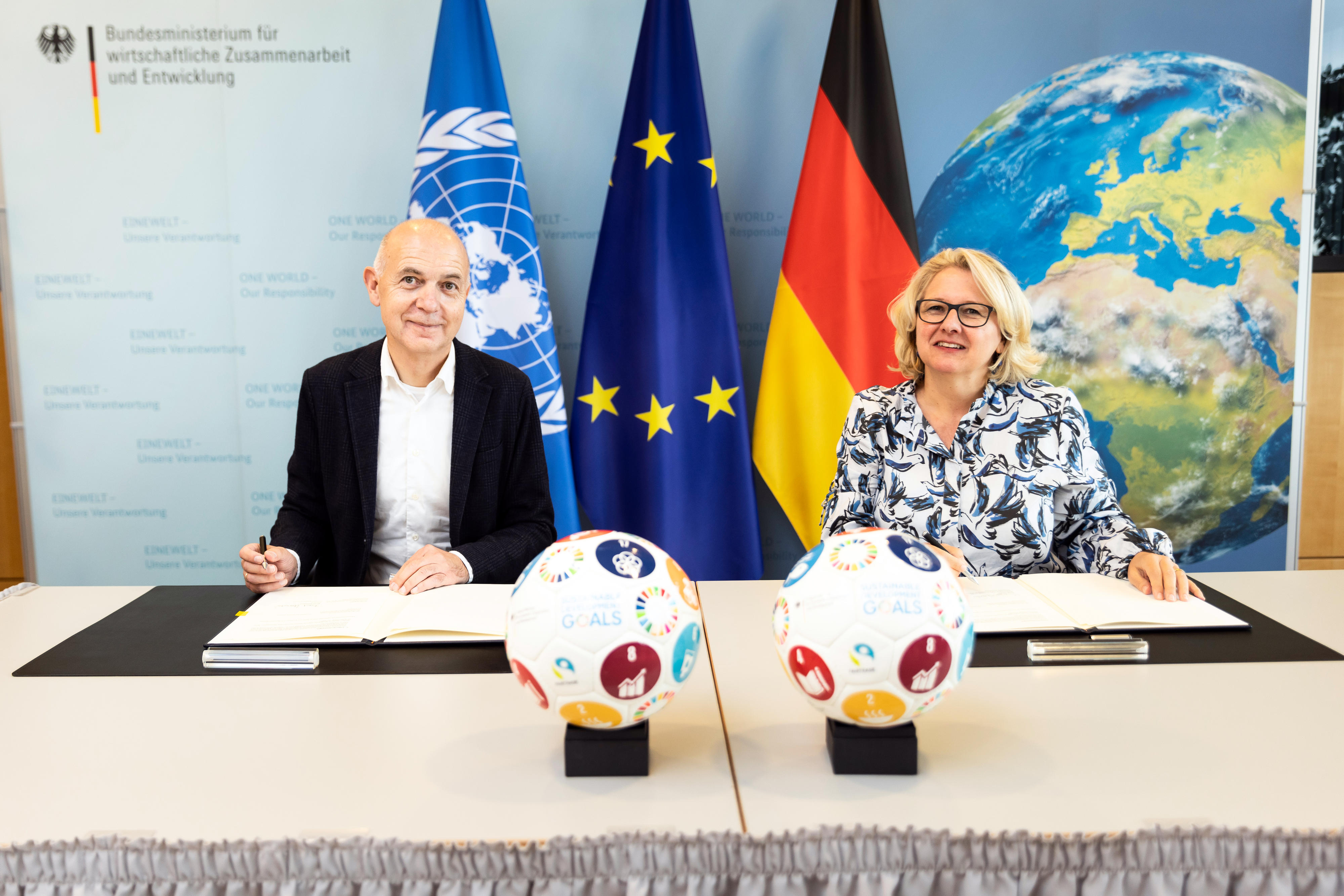 Entwicklungsministerin Svenja Schulze und DFB-Präsident Bernd Neuendorf bei der Unterzeichnung der Partnerschaftserklärung in Berlin