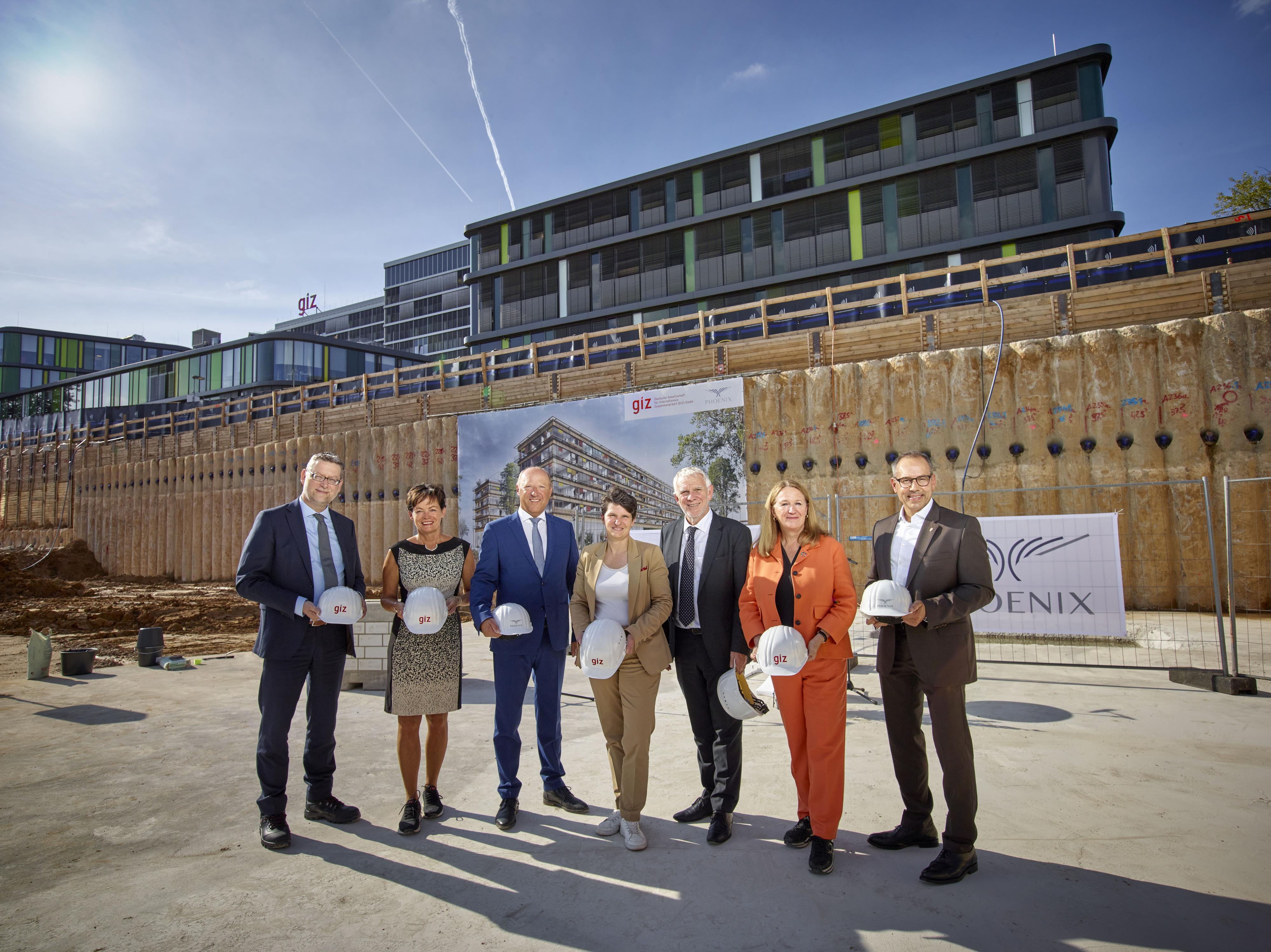 Grundsteinlegung für den neuen GIZ-Campus: (von links nach rechts): Thorsten Schäfer-Gümbel (GIZ-Vorstand), Lucia Puttrich (Hessische Staatsministerin), Dr. Frank Lebsanft (Geschäftsführer Phoenix), Tanja Gönner (GIZ-Vorstandssprecherin), Jochen Flasbarth (Staatssekretär im BMZ), Ingrid-Gabriela Hoven (GIZ-Vorstand), Adnan Shaikh (Bürgermeister Eschborn)