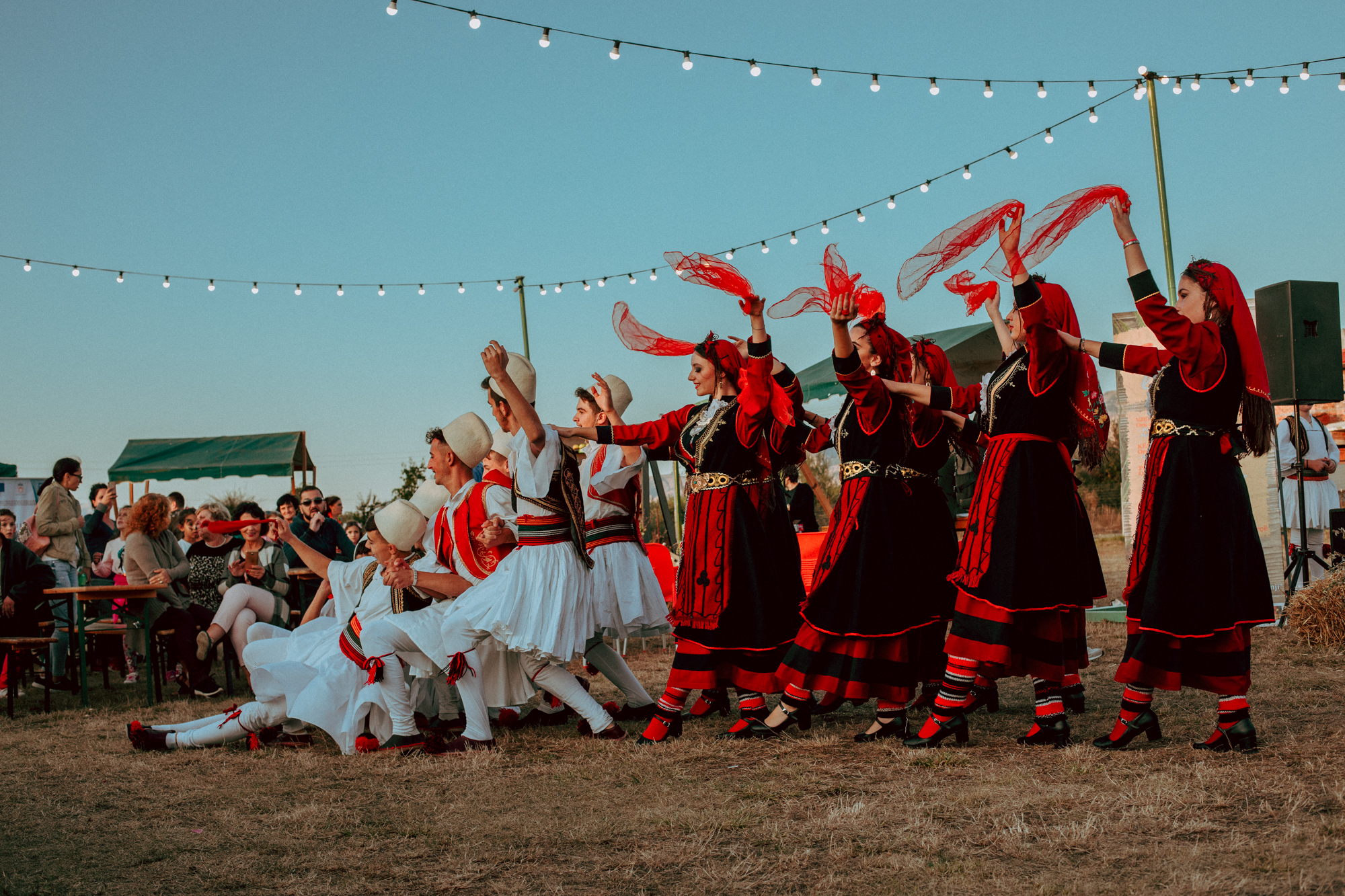 Traditioneller südalbanischer Tanz beim Apfelfest in Korçë, Albanien