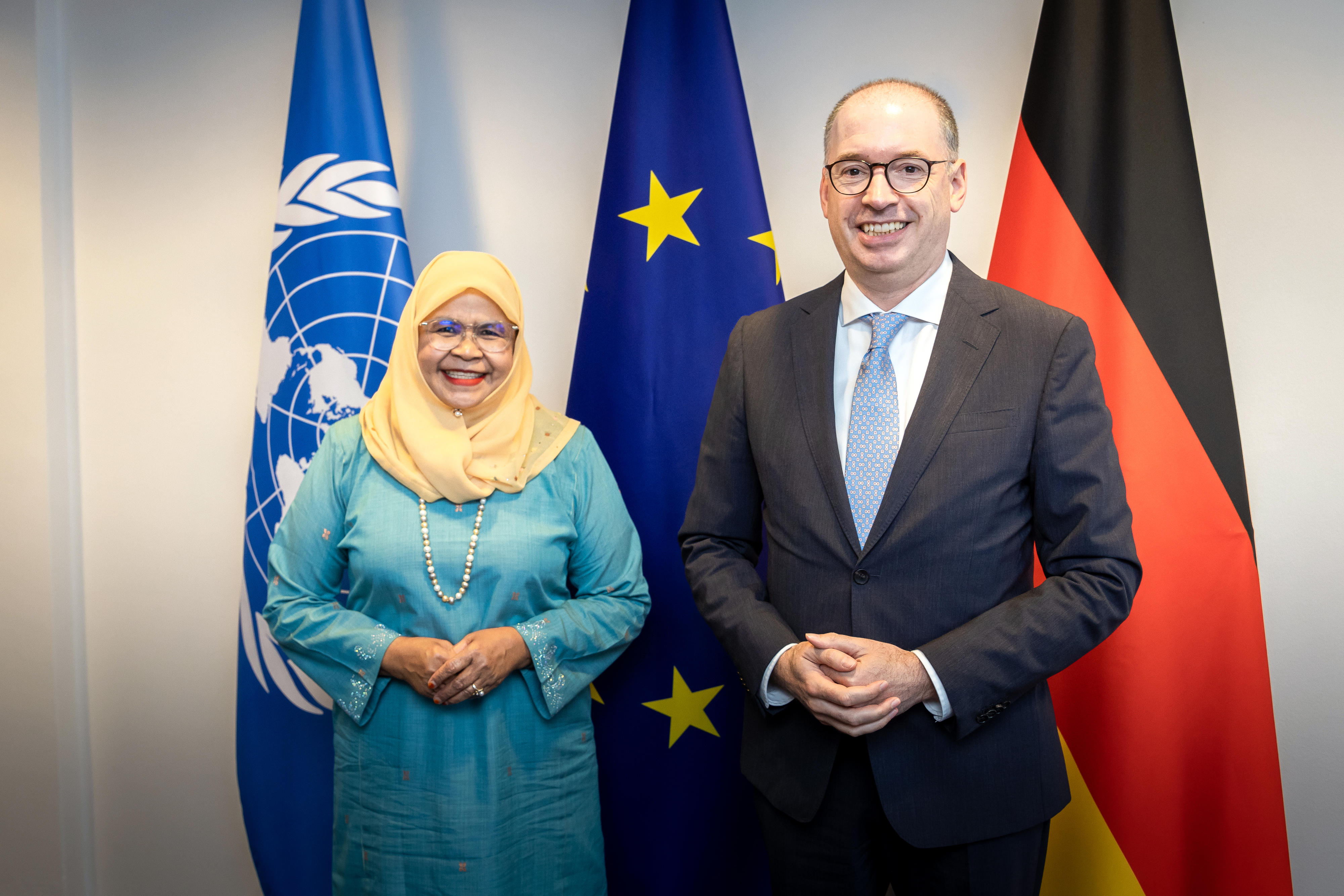 Der Parlamentarische Staatssekretär Nils Annen mit der Exekutivdirektion von UN-Habitat Maimunah Mohd Sharif in Berlin