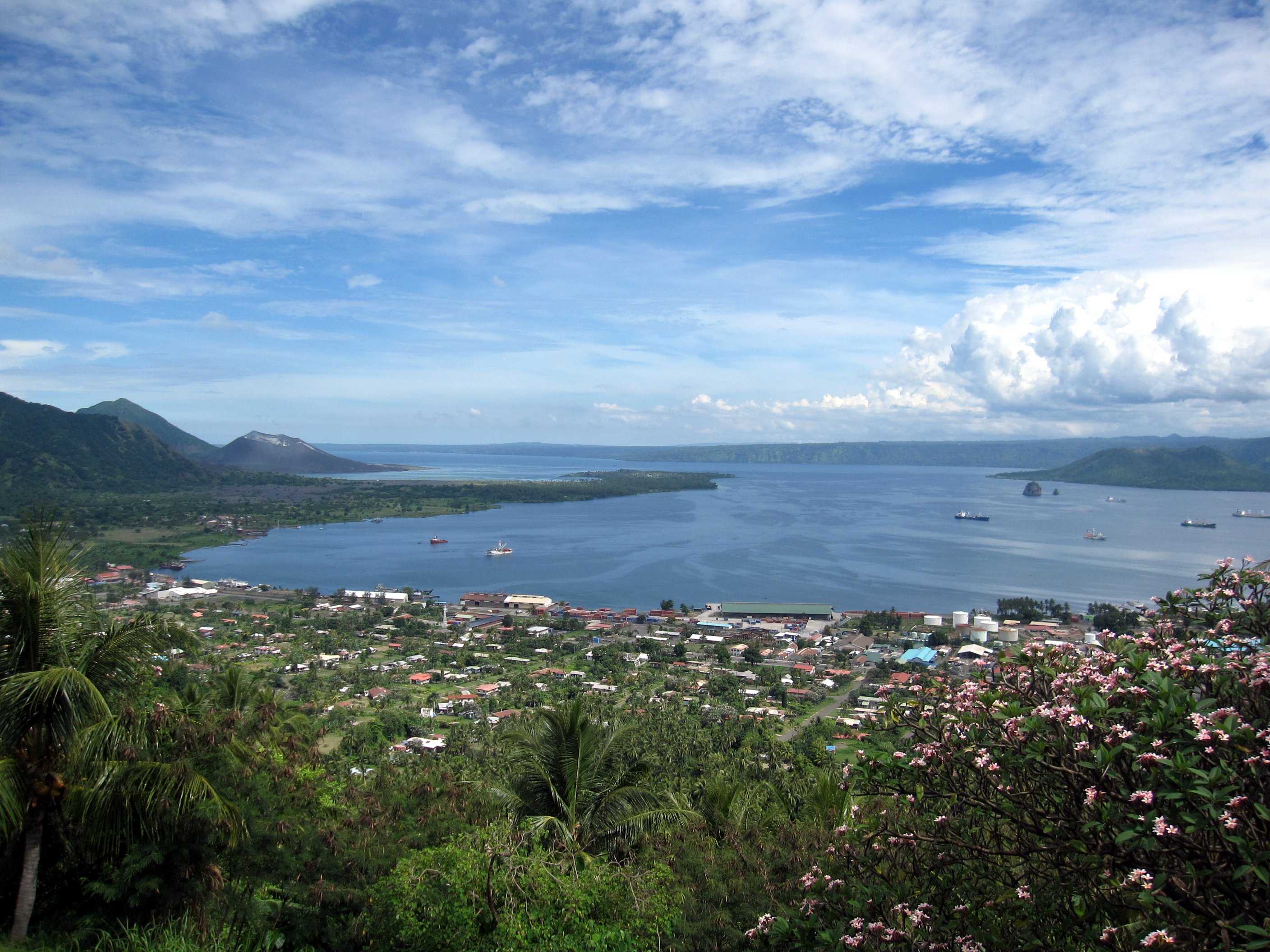 Blick auf das Dorf Rabaul auf den Solomonen, rechts die neu aufgebaute Siedlung, links die zerstörte