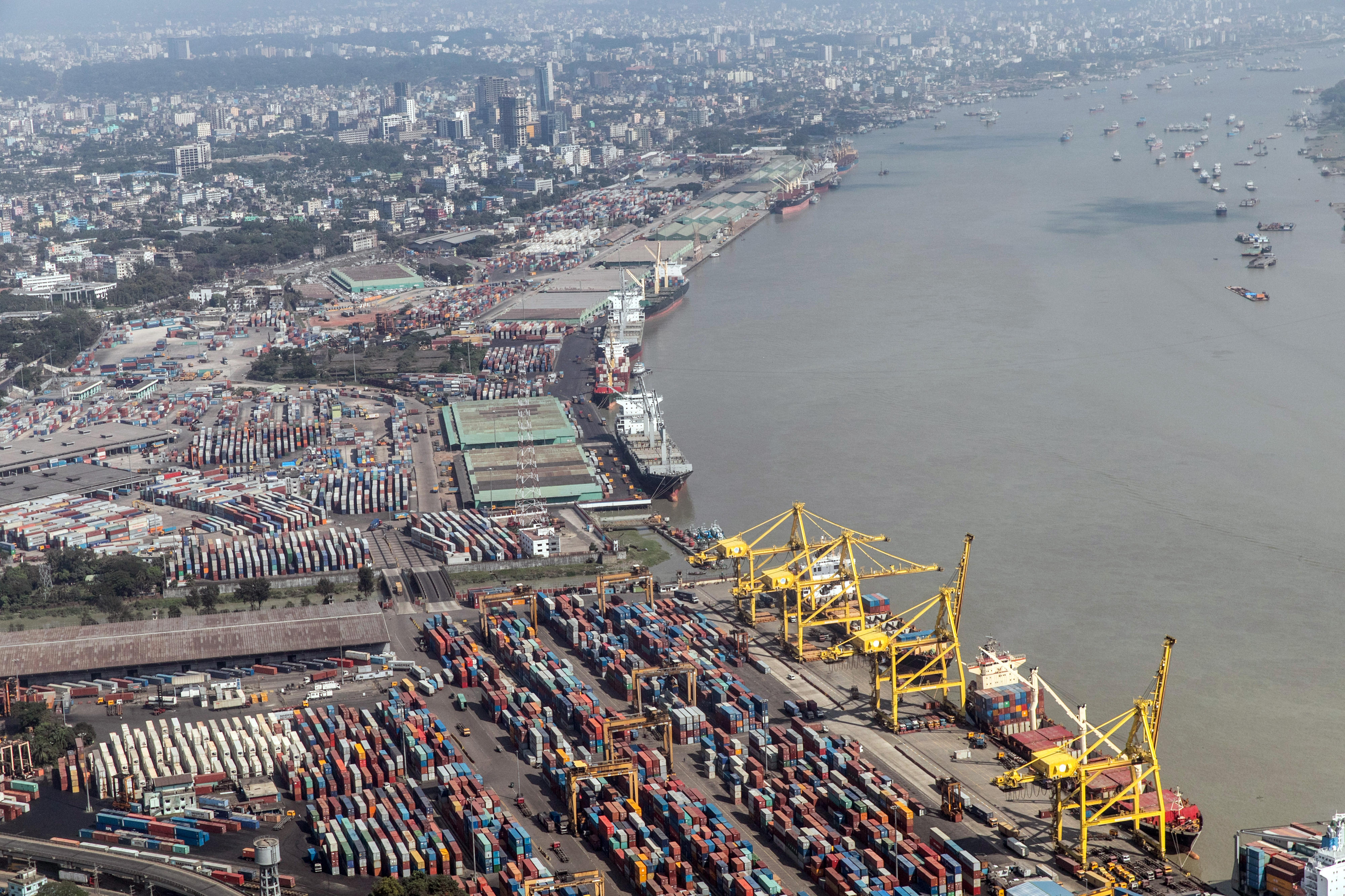 Containerhafen am Fluss Meghna in Bangladesch 