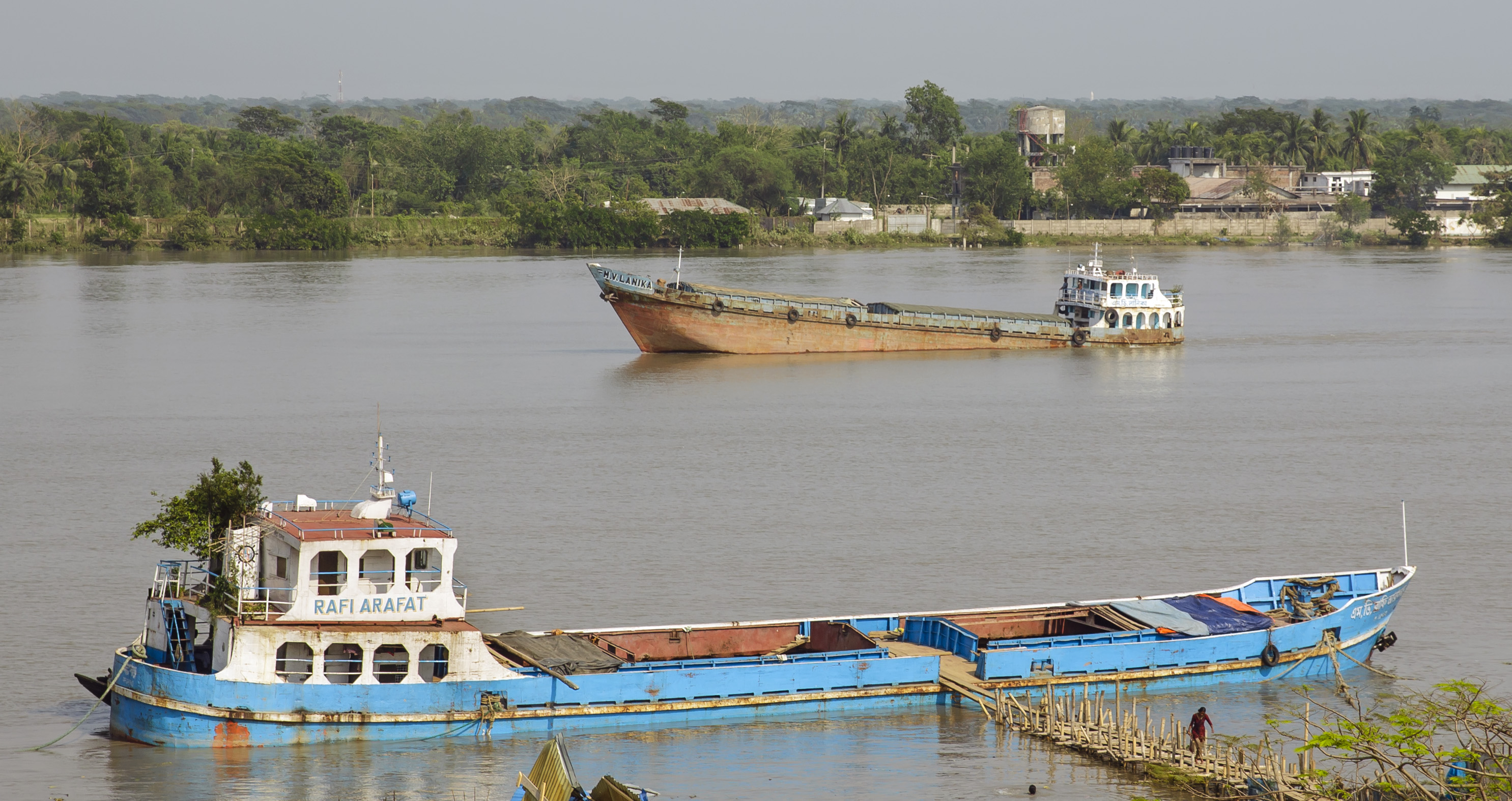 Transportschiffe auf einem Fluss in Bangladesch 