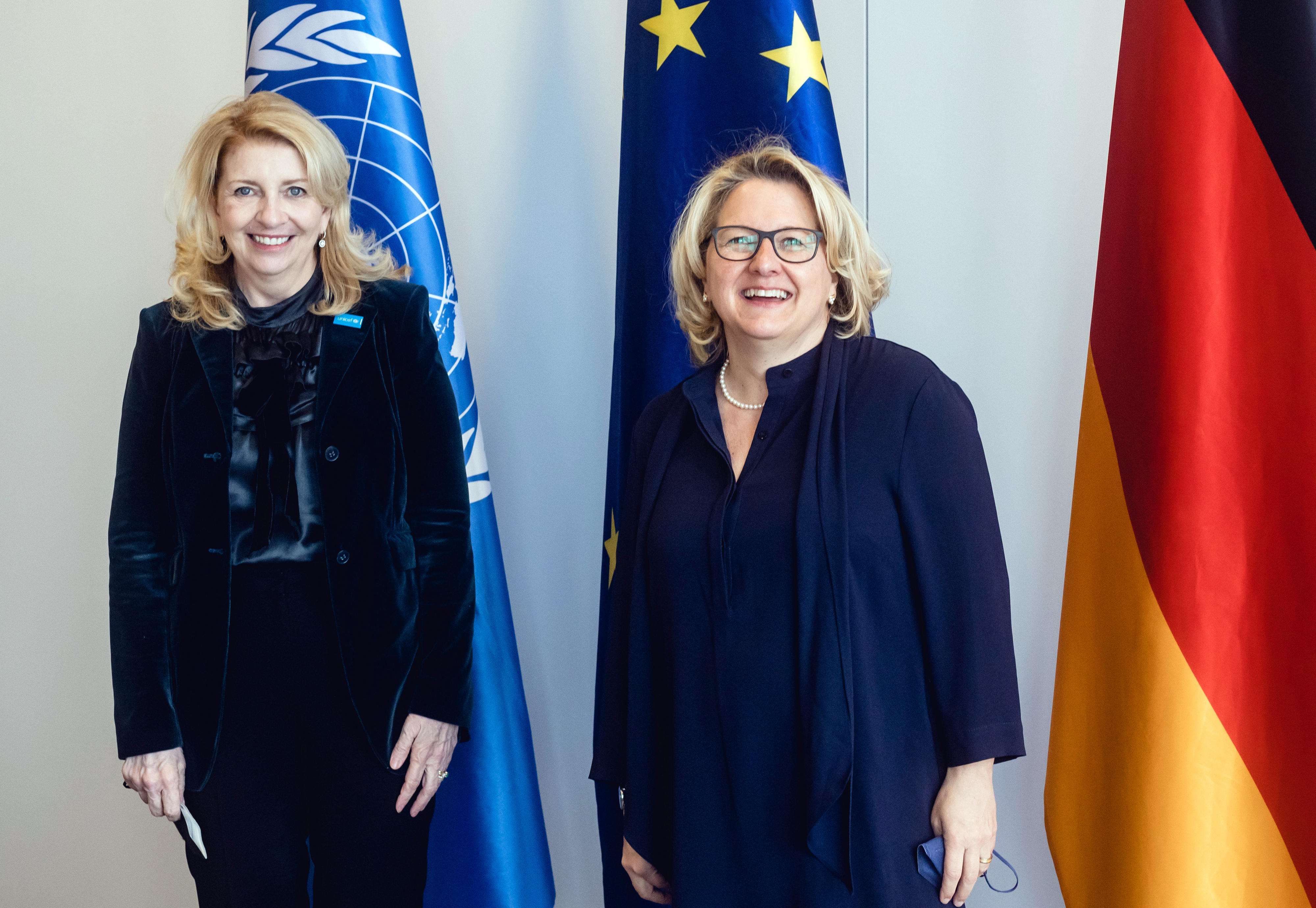 Die neue Exekutivdirektorin von UNICEF, Catherine Russell, mit Bundesentwicklungsministerin Svenja Schulze bei ihrem Besuch im BMZ in Berlin