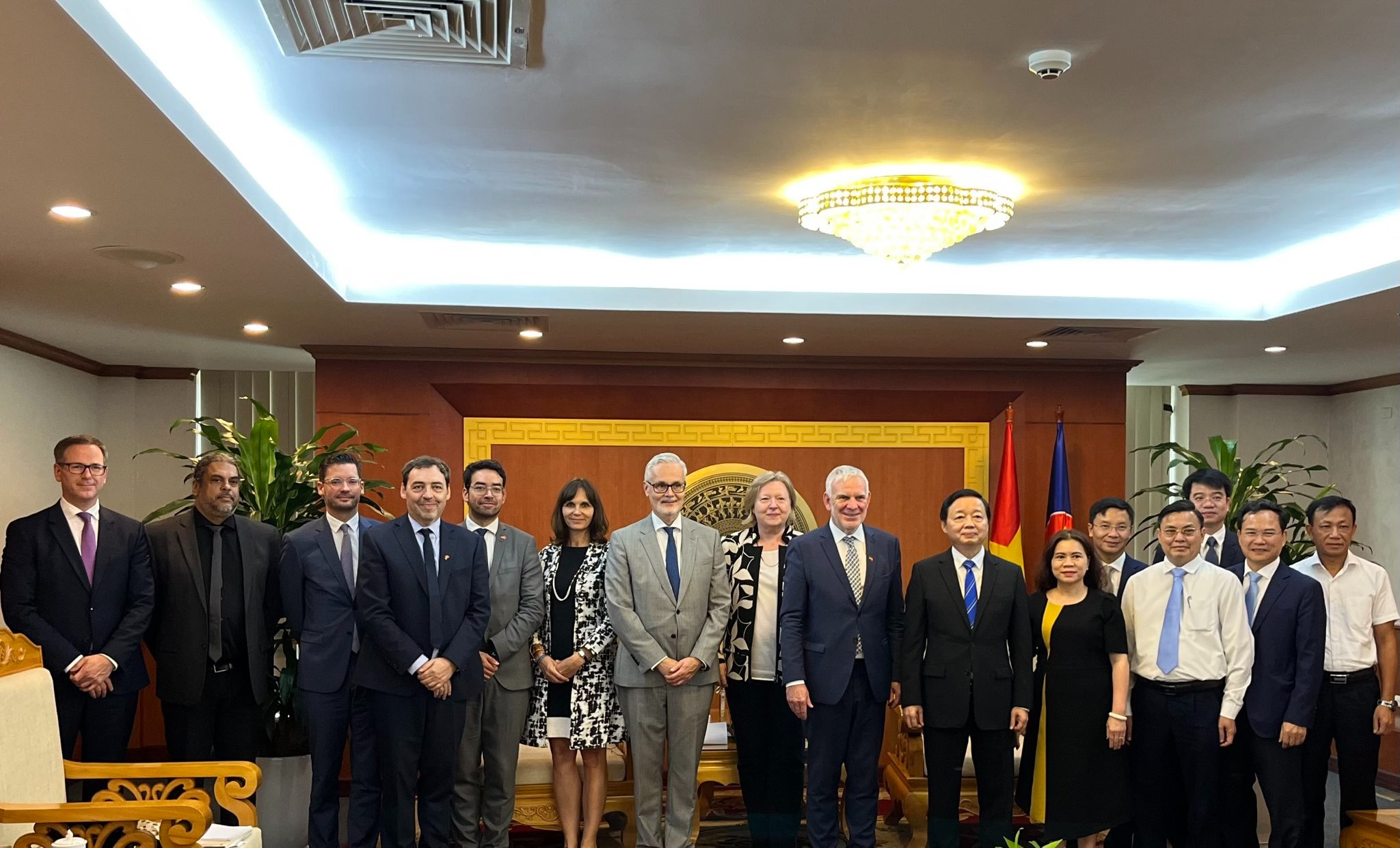 Die deutsche Delegation beim Treffen mit dem vietnamesischen Umweltminister Trang Hong Ha