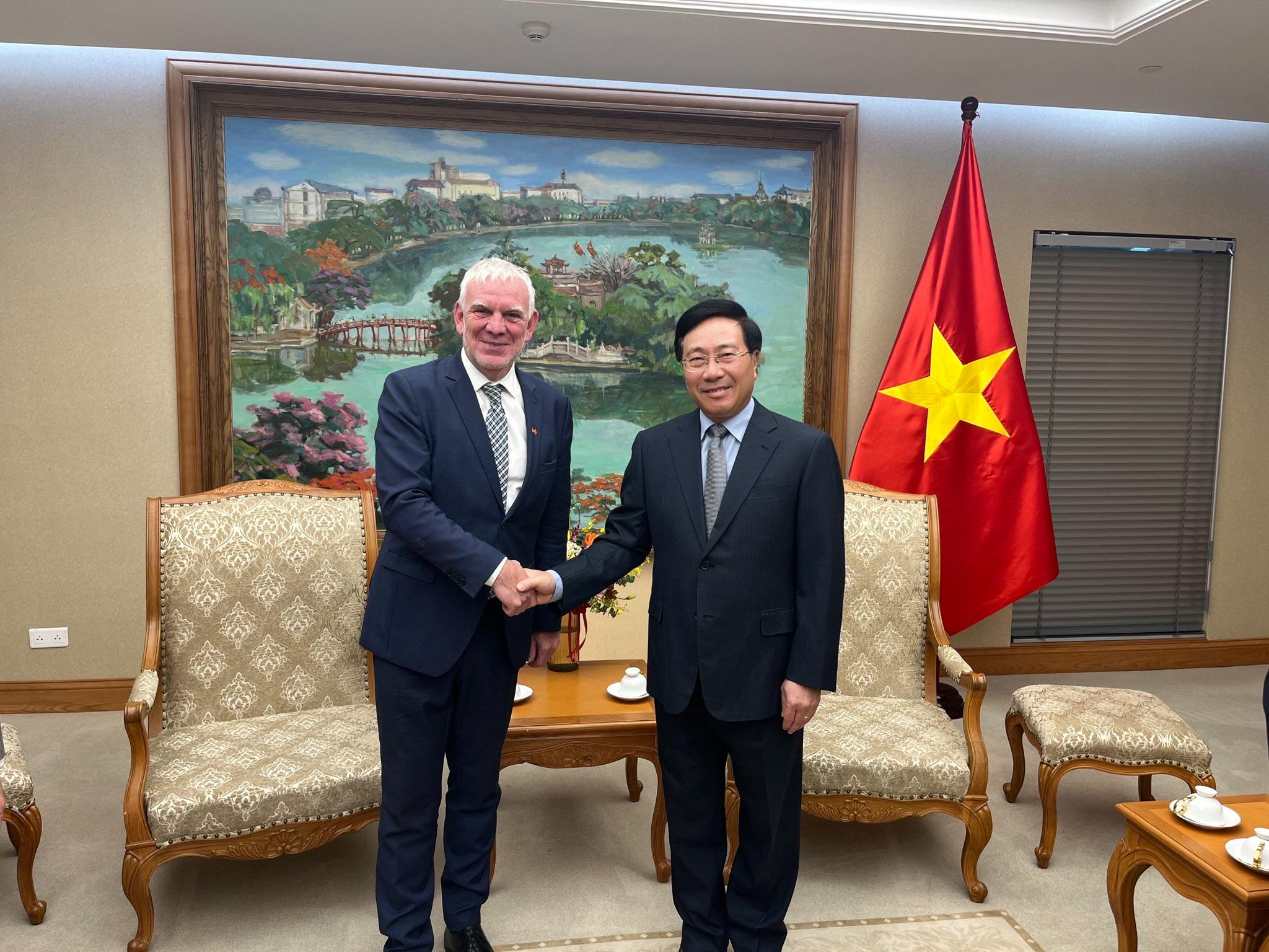 Entwicklungs-Staatssekretär Jochen Flasbarth und der vietnamesische Vize-Premierminister Pham Bin Minh
