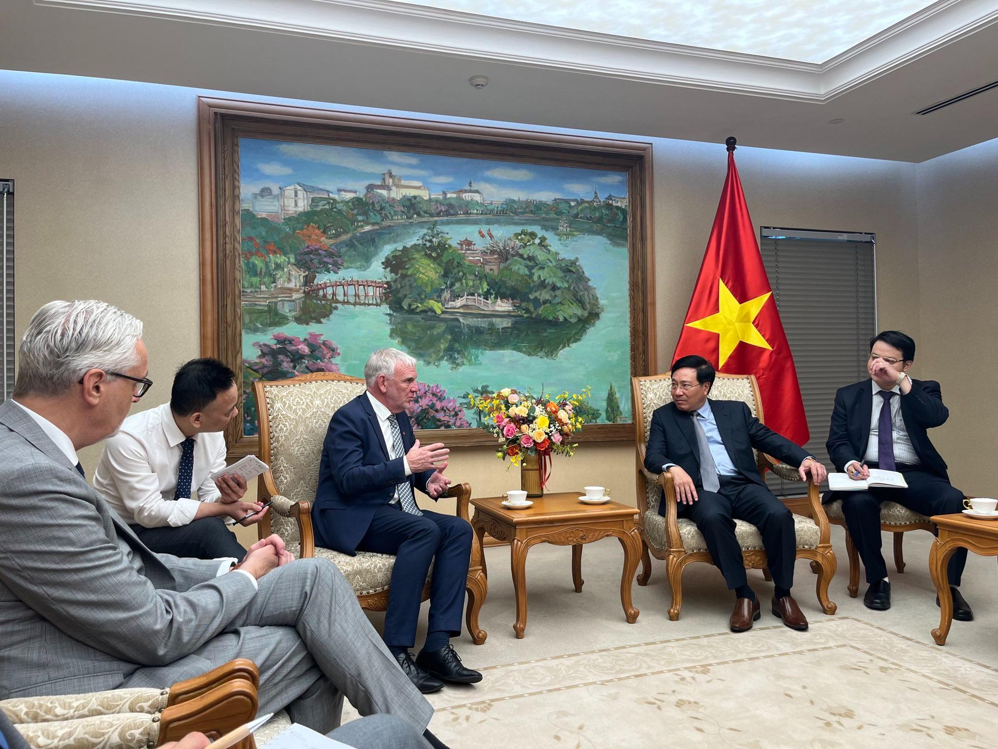 Entwicklungs-Staatssekretär Jochen Flasbarth beim Treffen mit dem vietnamesischen Vize-Premierminister Pham Bin Minh