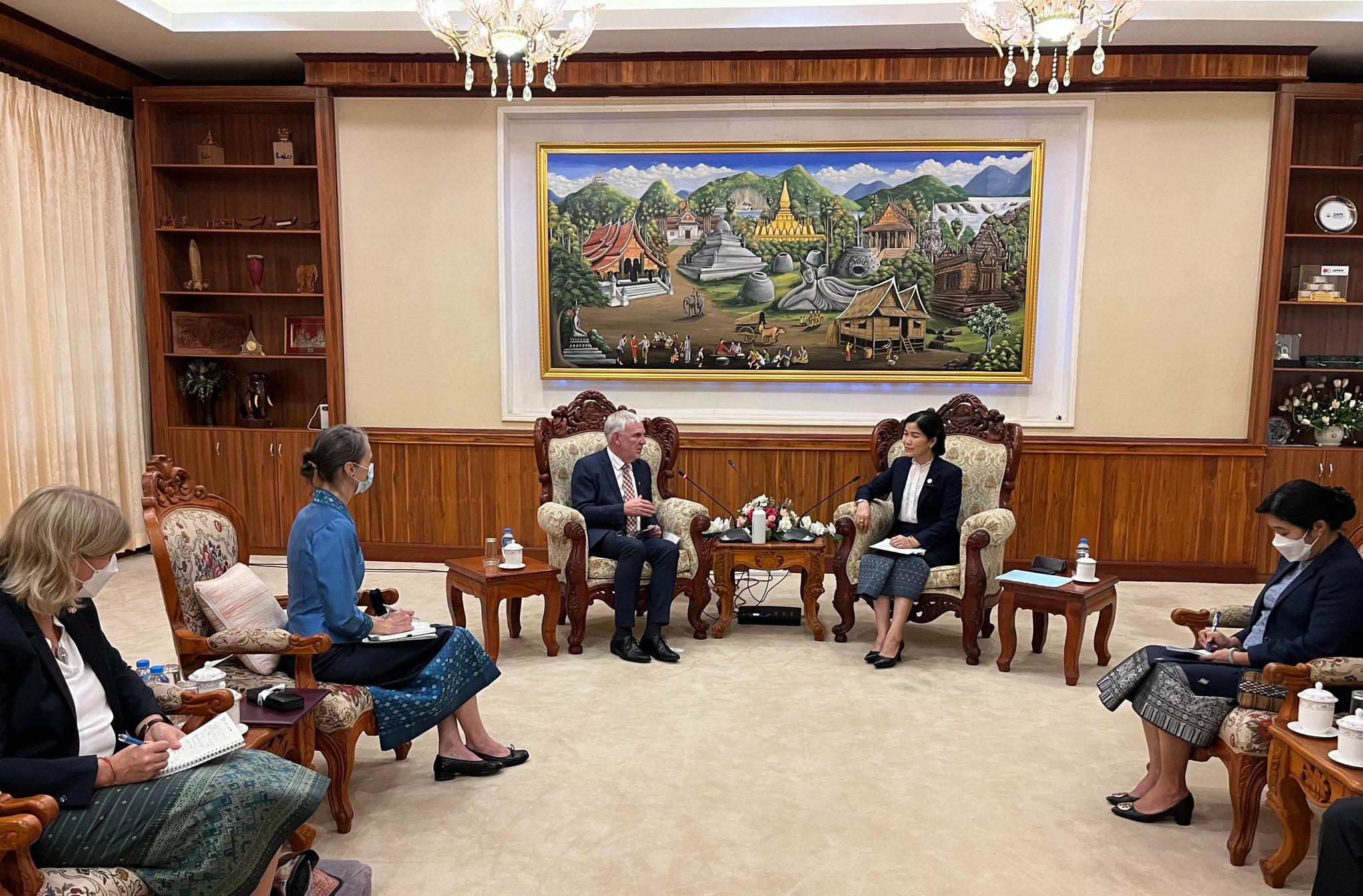 Entwicklungs-Staatssekretär Jochen Flasbarth im Gespräch mit der laotischen Vize-Ministerin für Planung und Investitionen Phonevanh Outhavong