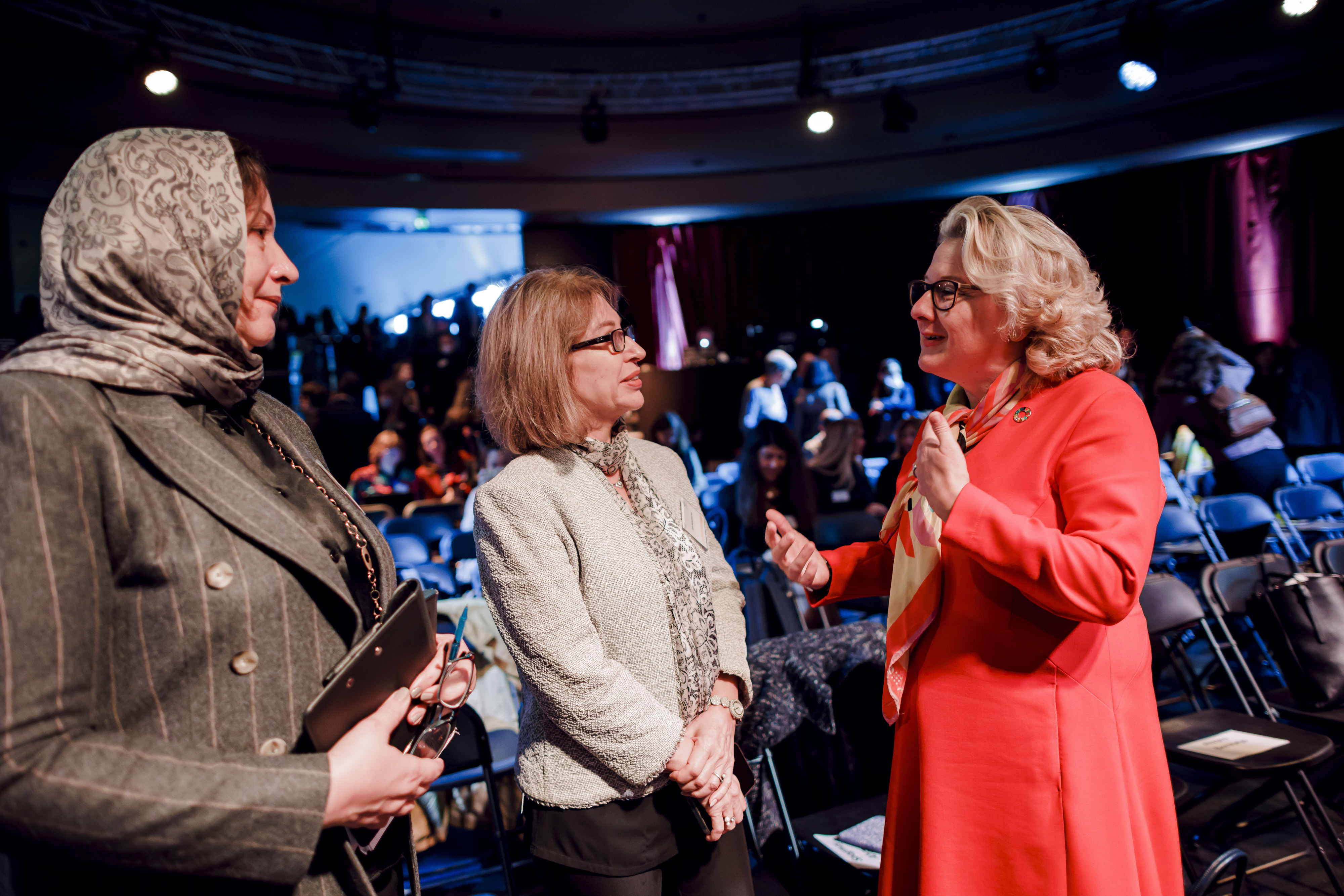 Bundesentwicklungsministerin Svenja Schulze im Gespräch mit Teilnehmerinnen der Konferenz zur feministischen Entwicklungspolitik am 27. September 2022 in Berlin