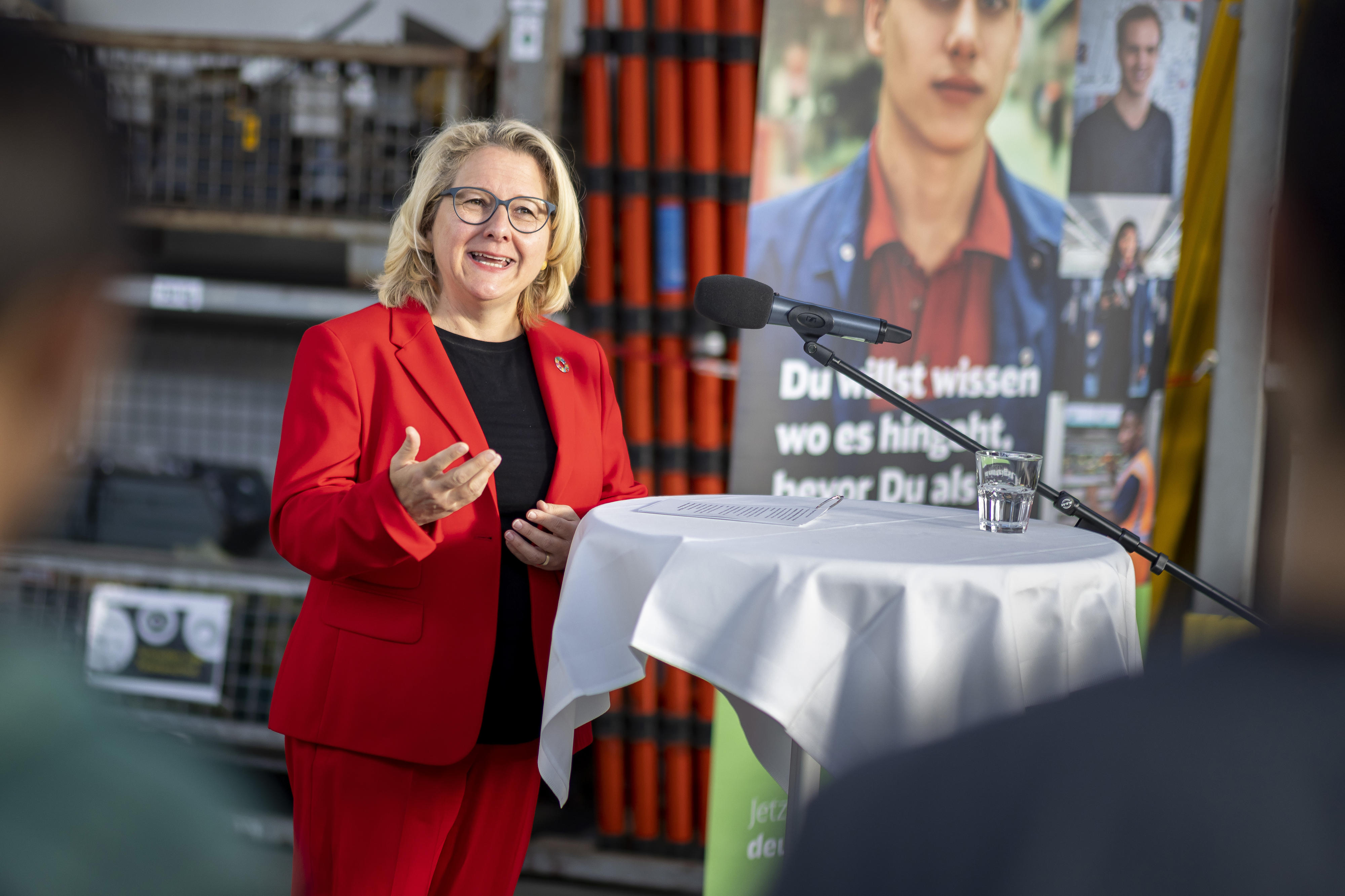 Entwicklungsministerin Svenja Schulze bei der Vorstellung eines Pilotprojektes zur fairen Gewinnung von Fachkräften in einer Berliner Werkstatt der Deutschen Bahn.
