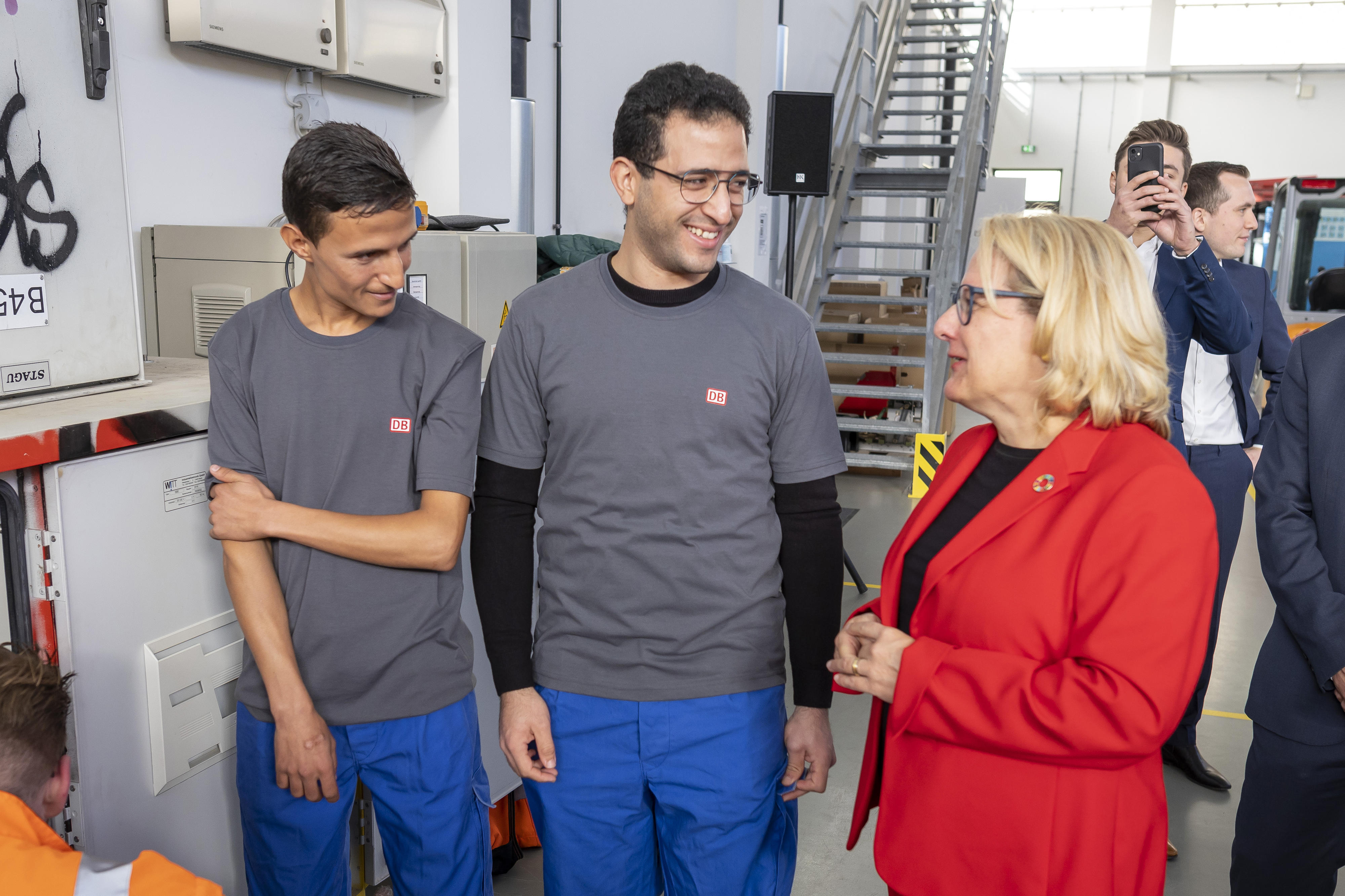 Entwicklungsministerin Svenja Schulze im Gespräch mit zwei Mitarbeitern der Deutschen Bahn (DB) bei der Vorstellung eines Pilotprojektes zur fairen Gewinnung von Fachkräften.