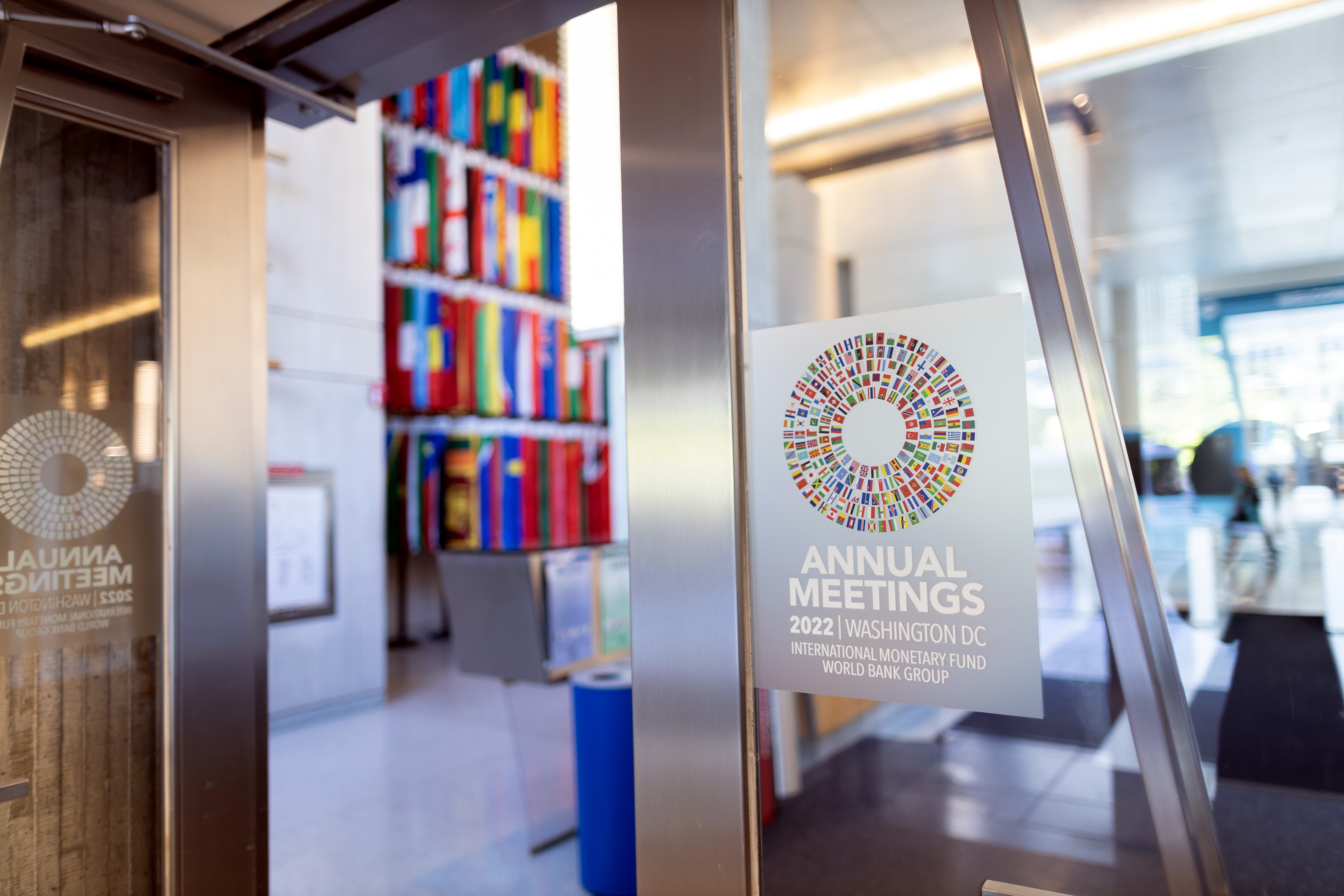 Logo der Jahrestagung 2022 von Weltbank und Internationalem Währungsfonds an einer Glastür im Hauptgebäude der Weltbank in Washington (USA), Bildausschnitt