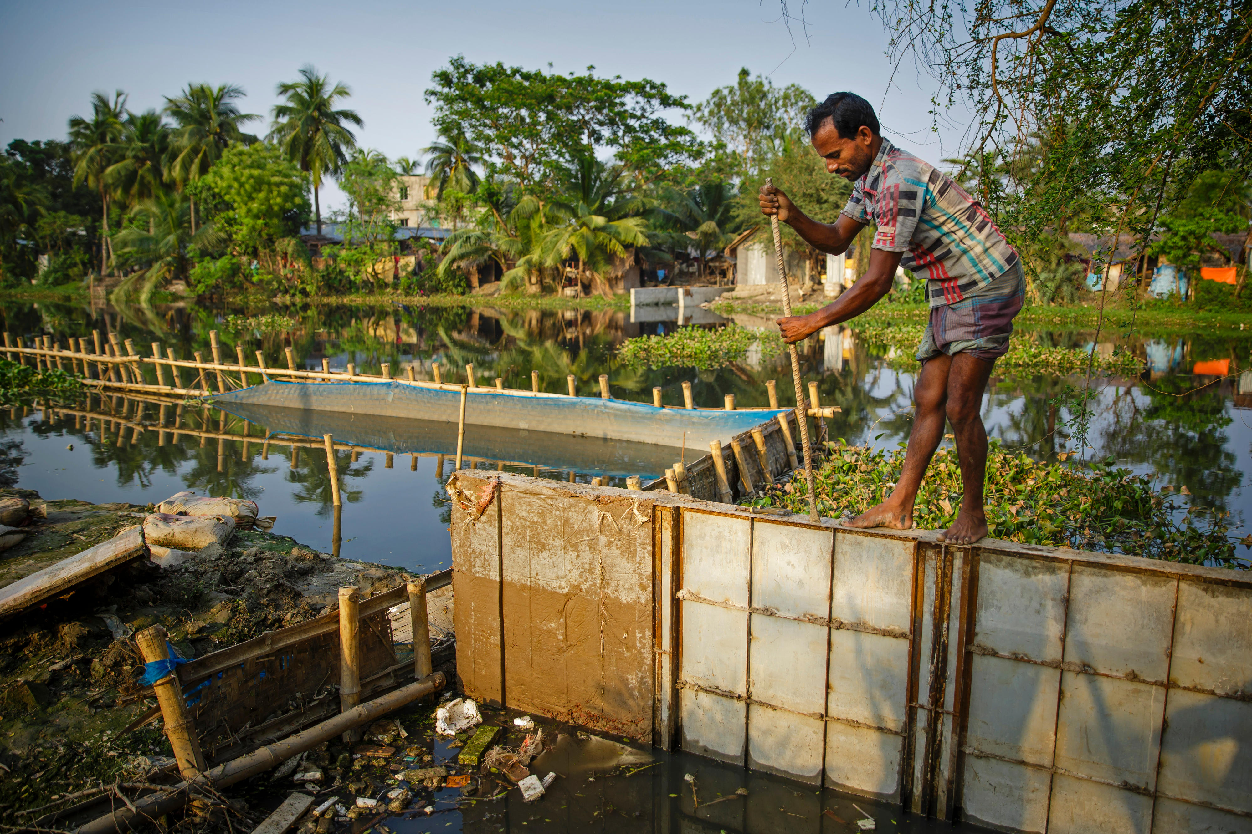 Bau einer Uferbefestigung am Ufer des Mayur River in der Stadt Khulna im Südwesten von Bangladesch