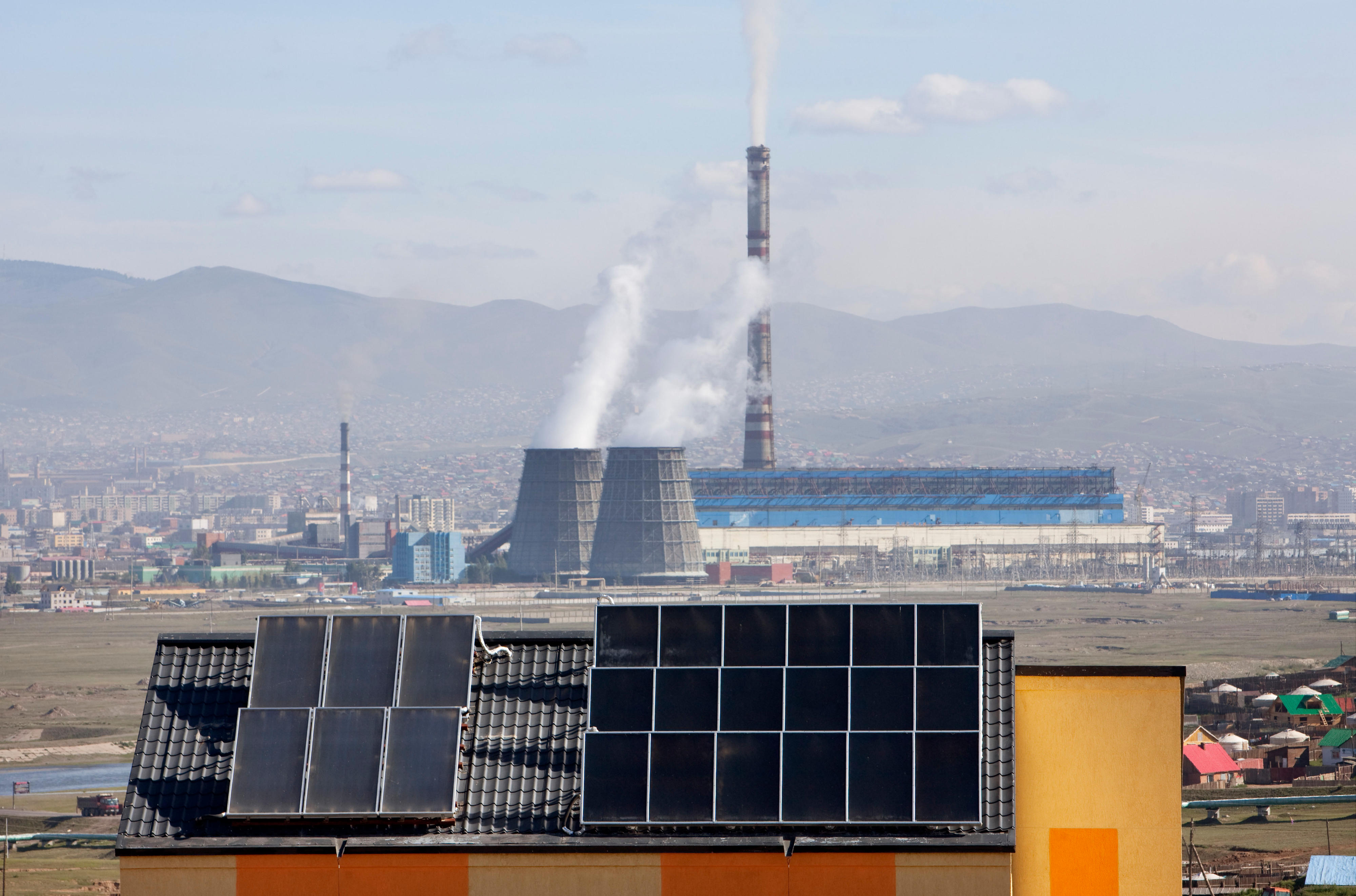 Solaranlage und Kohlekraftwerk in Ulan Bator, Mongolei