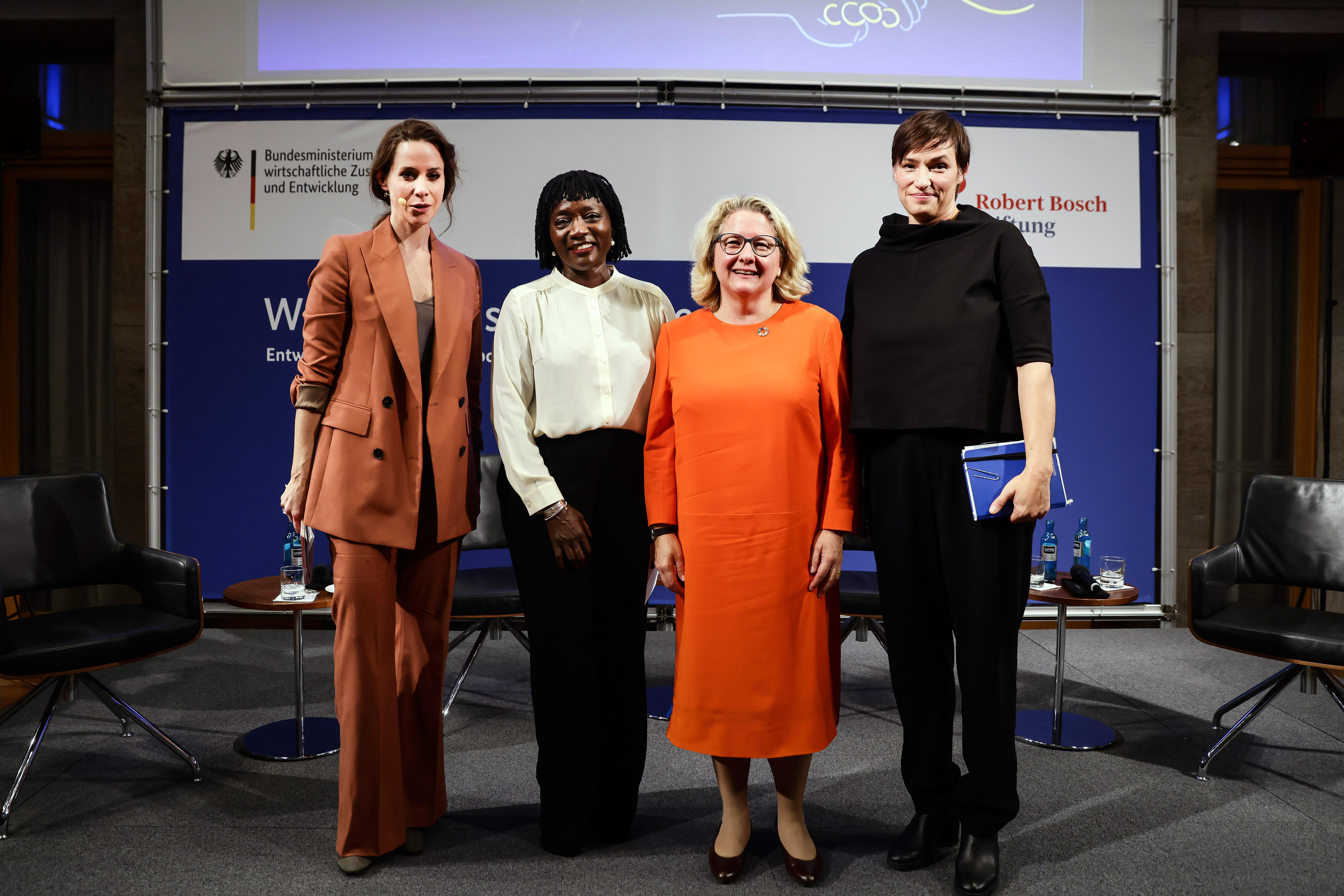 Moderatorin Natalie Amiri, Bundesentwicklungsministerin Svenja Schulze, Dr. Auma Obama und Prof. Dr. Nicole Deitelhoff bei der Veranstaltung "Was hält uns zusammen? Entwicklungs- und friedenspolitische Antworten im Zeichen der 'Zeitenwende'" in Berlin