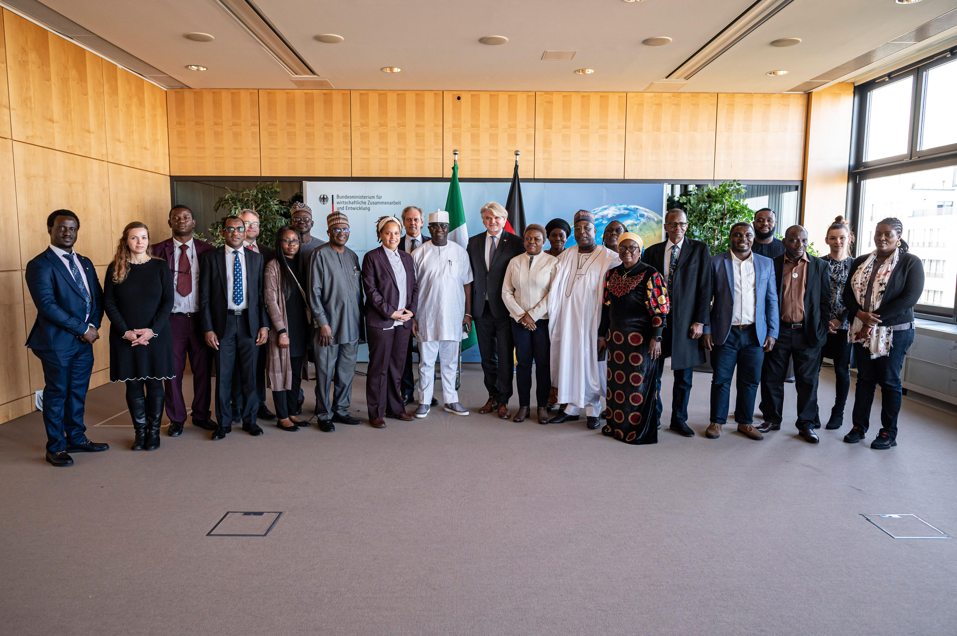 Die Teilnehmerinnen und Teilnehmer der deutsch-nigerianischen Regierungsverhandlungen in Berlin