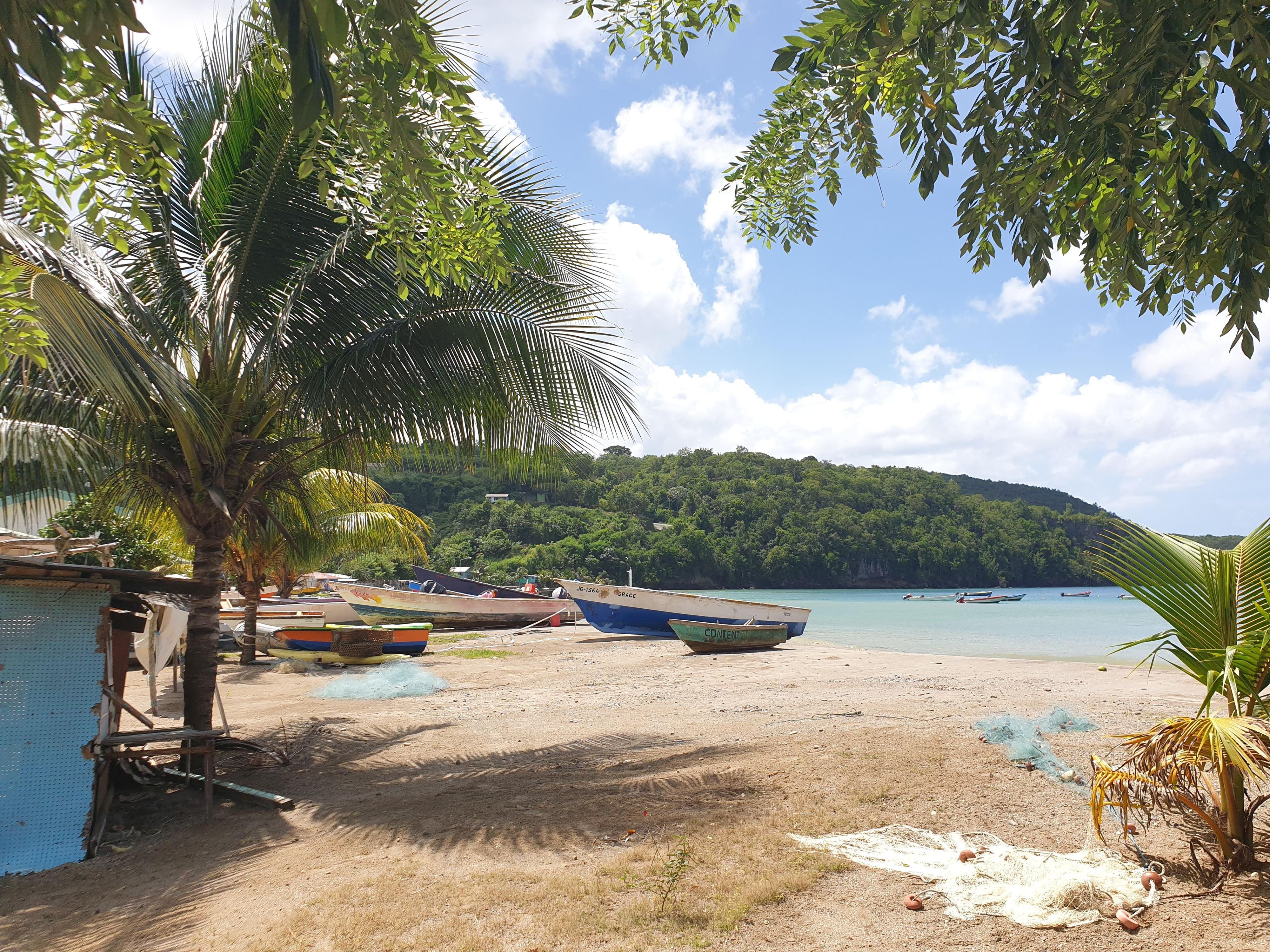 Strand mit Boot in Anse-la-Raye, St. Lucia, Karibik