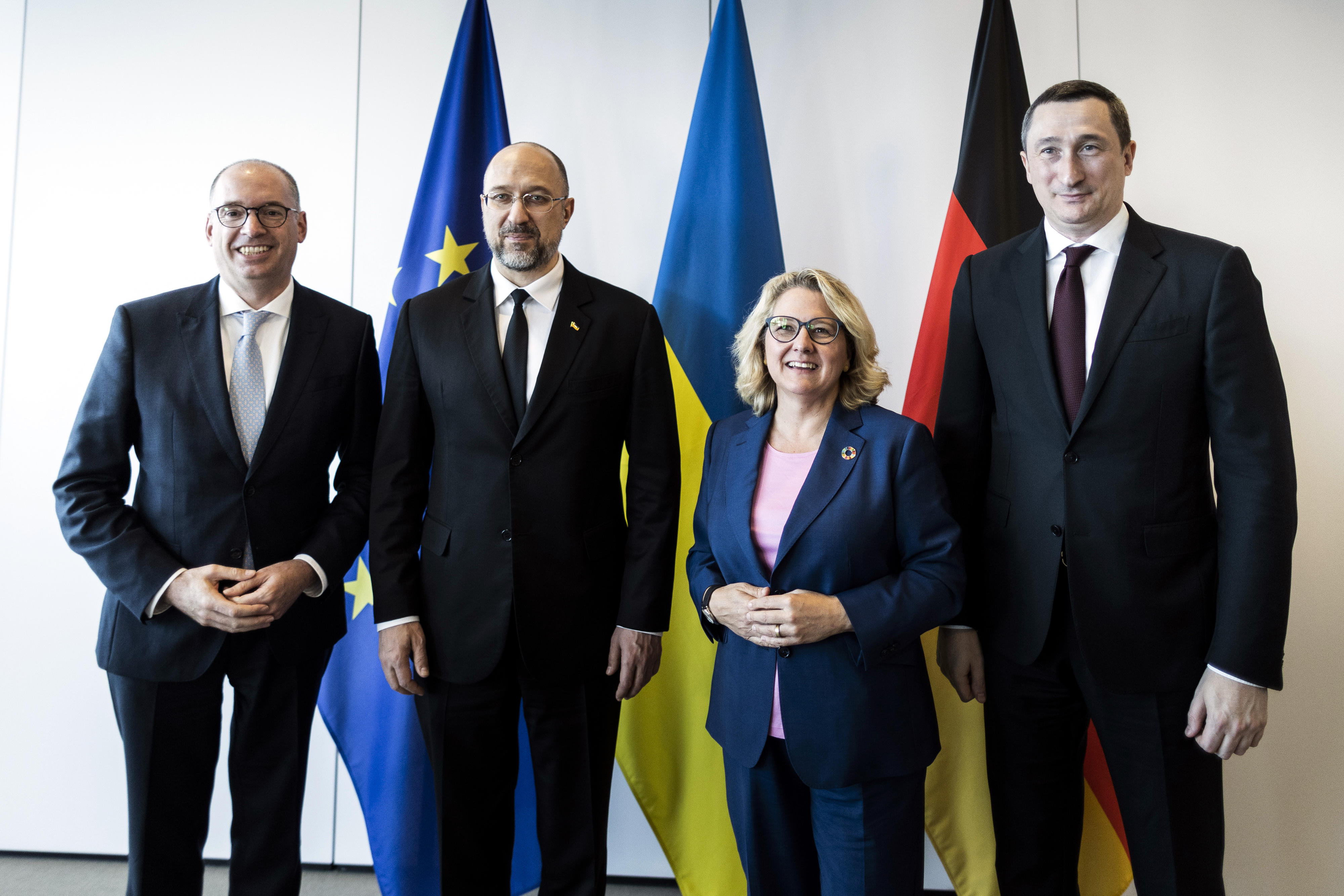 Von links: Niels Annen, Parlamentarischer Staatssekretär bei der Bundesministerin für wirtschaftliche Zusammenarbeit und Entwicklung; Denys Schmyhal, Ministerpräsident der Ukraine; Svenja Schulze, Bundesministerin für wirtschaftliche Zusammenarbeit und Entwicklung und Oleksii Chernyshov, Entwicklungsminister der Ukraine