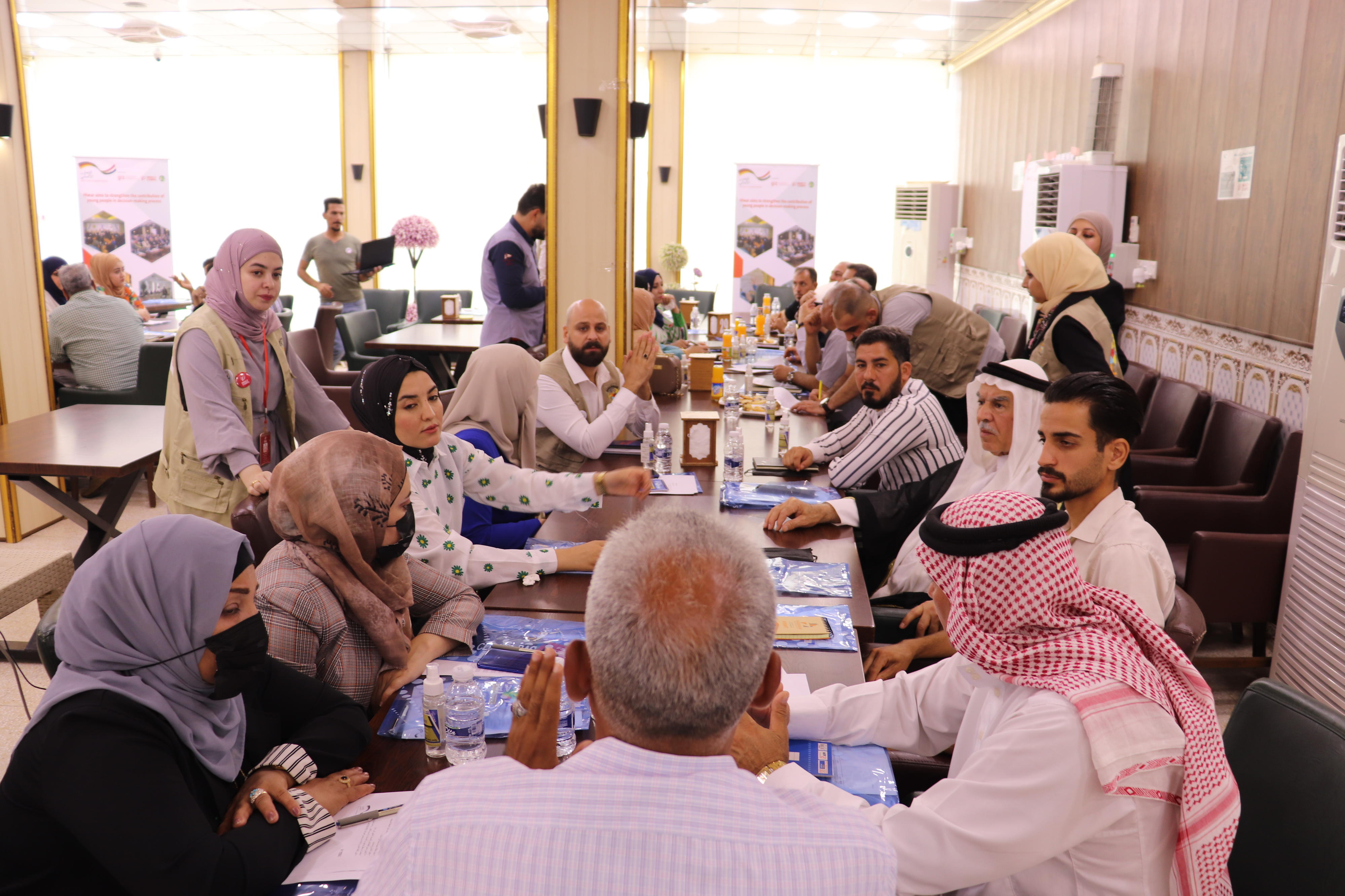Vom BMZ geförderter Workshop mit zivilgesellschaftlichen Organisationen, lokalen Friedenskomitees und lokalen Regierungsvertreterinnen und -vertretern zu prioritären Bedarfen im Dienstleistungsbereich in Anbar, Irak 