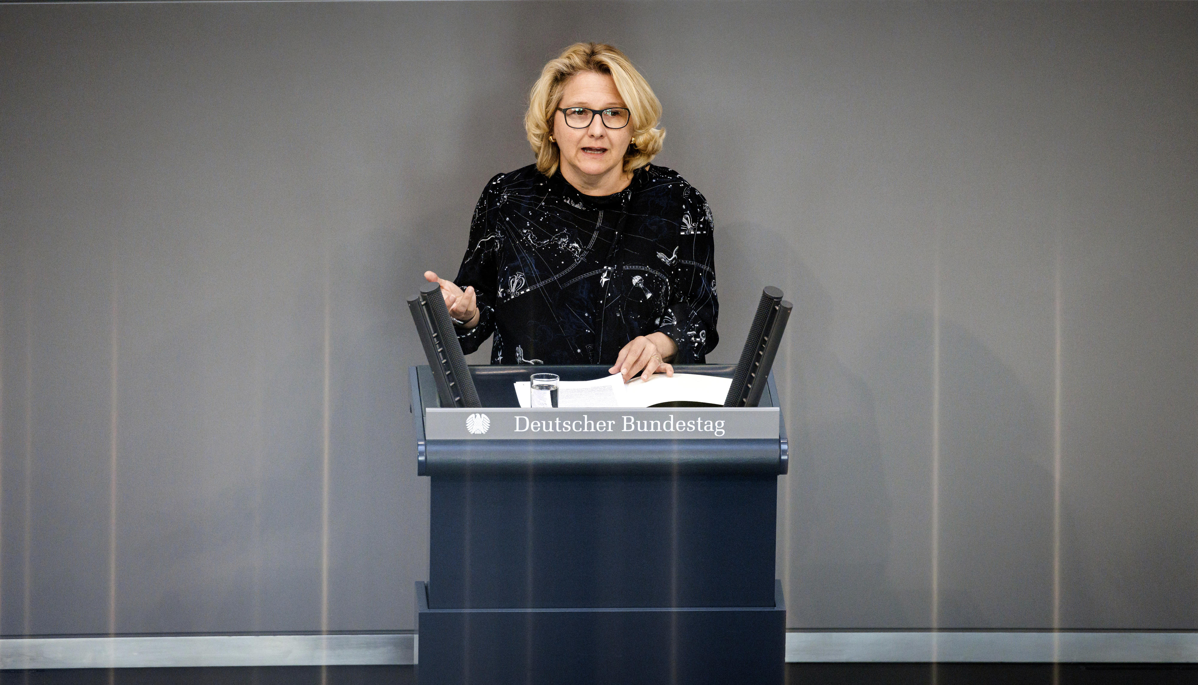 Bundesentwicklungsministerin Svenja Schulze während einer Rede im Deutschen Bundestag (1. Juni  2022)