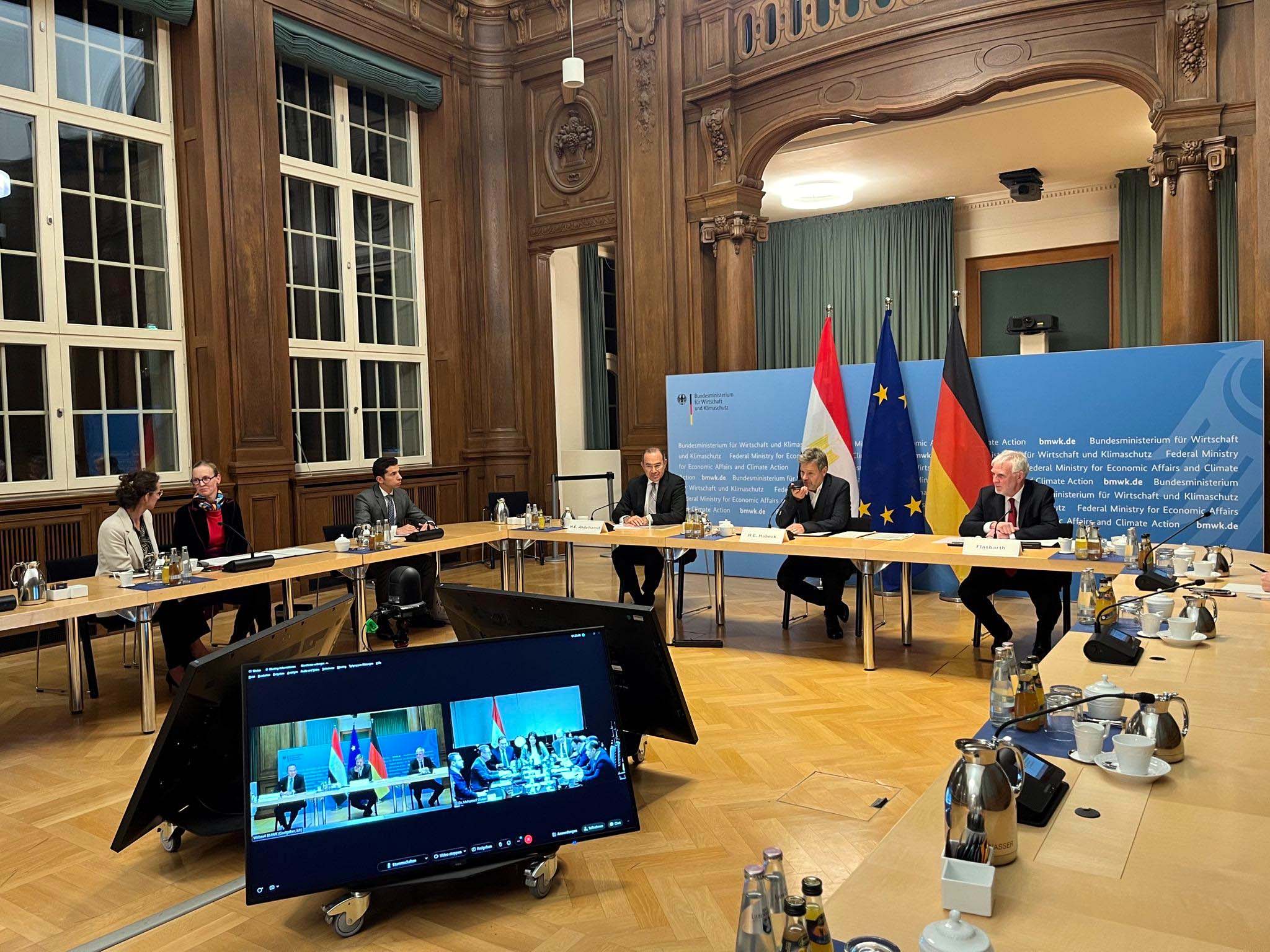 Robert Habeck, Federal Minister for Economic Affairs and Climate Protection, and Jochen Flasbarth, State Secretary at the Federal Ministry for Economic Cooperation and Development, during the virtual ceremony for the signing of two memoranda of understanding with ministers from Egypt