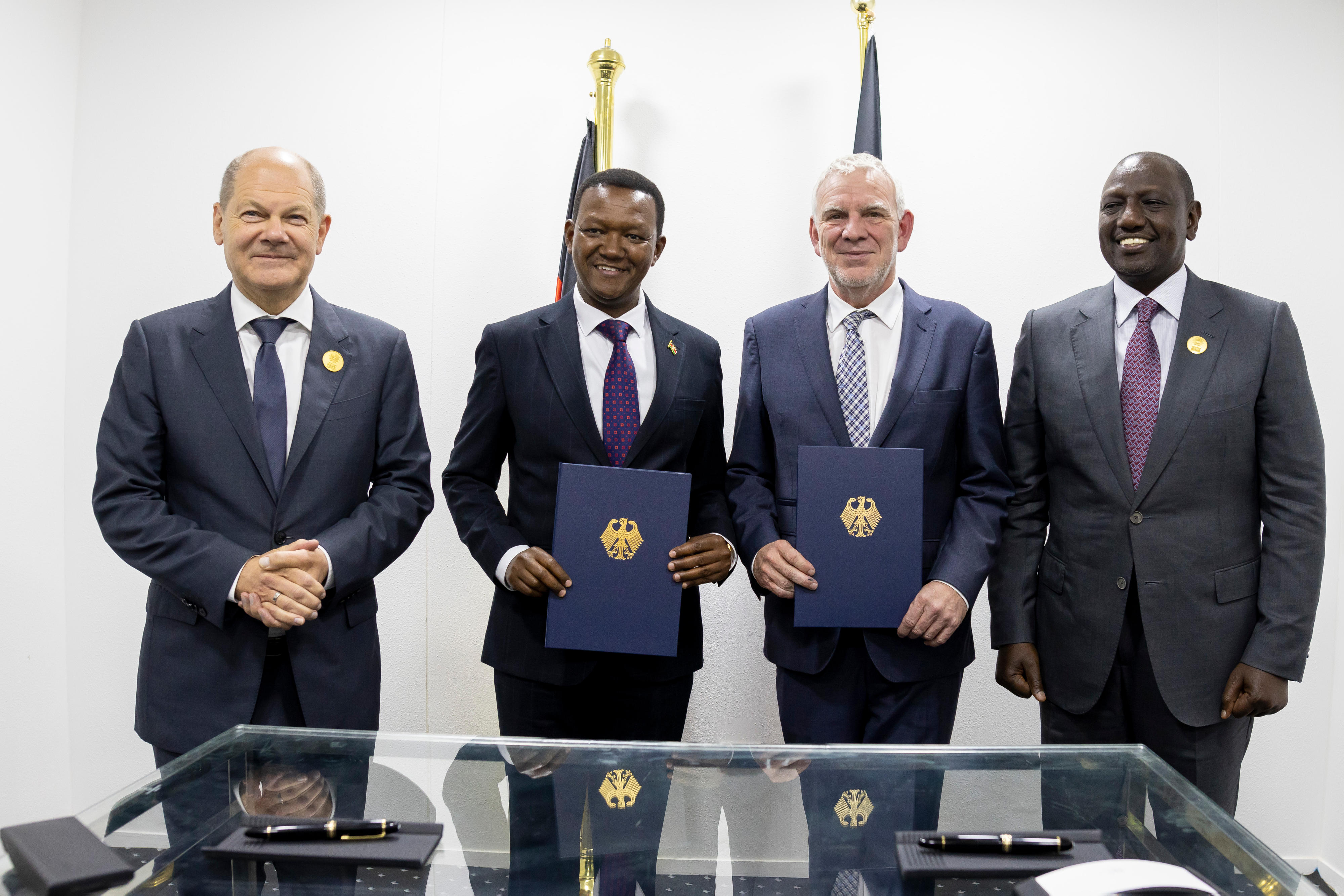 Federal Chancellor Olaf Scholz, Kenyan Foreign Minister Alfred Mutua, Development State Secretary Jochen Flasbarth and Kenyan President William Ruto (from left) after signing a roadmap for a Climate and Development Partnership.